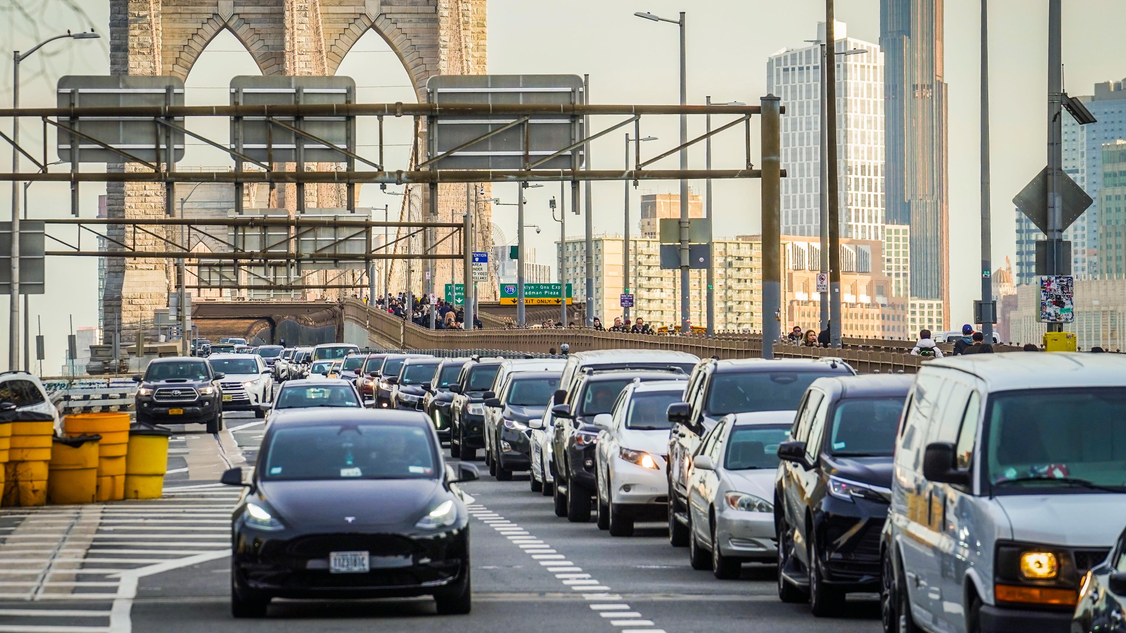 USA, New York: Stau auf der Brooklyn Bridge in Lower Manhattan