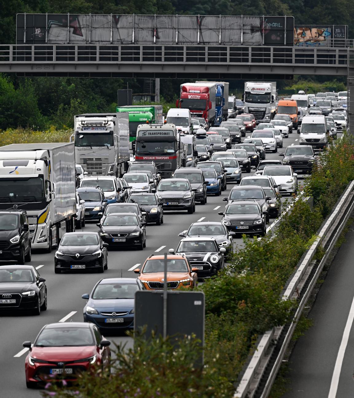 Nordrhein-Westfalen, Leverkusen: Autos und Lastwagen stehen am Leverkusener Kreuz im Stau.