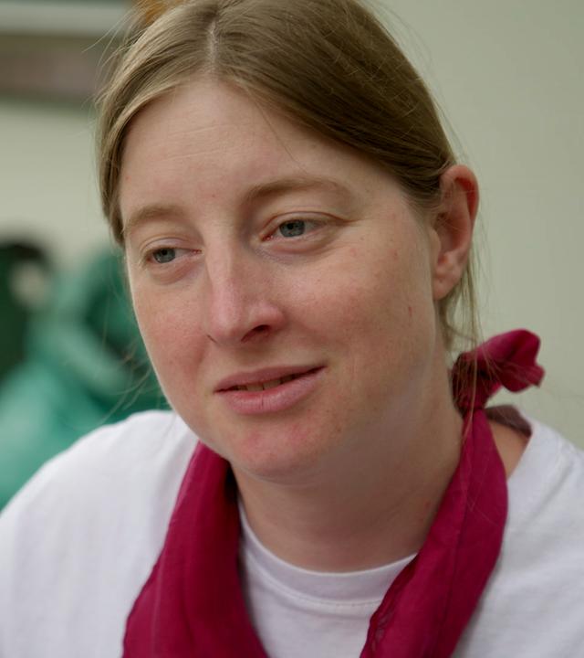 Portraitfoto: Stefanie Bremer schaut zur Seite.