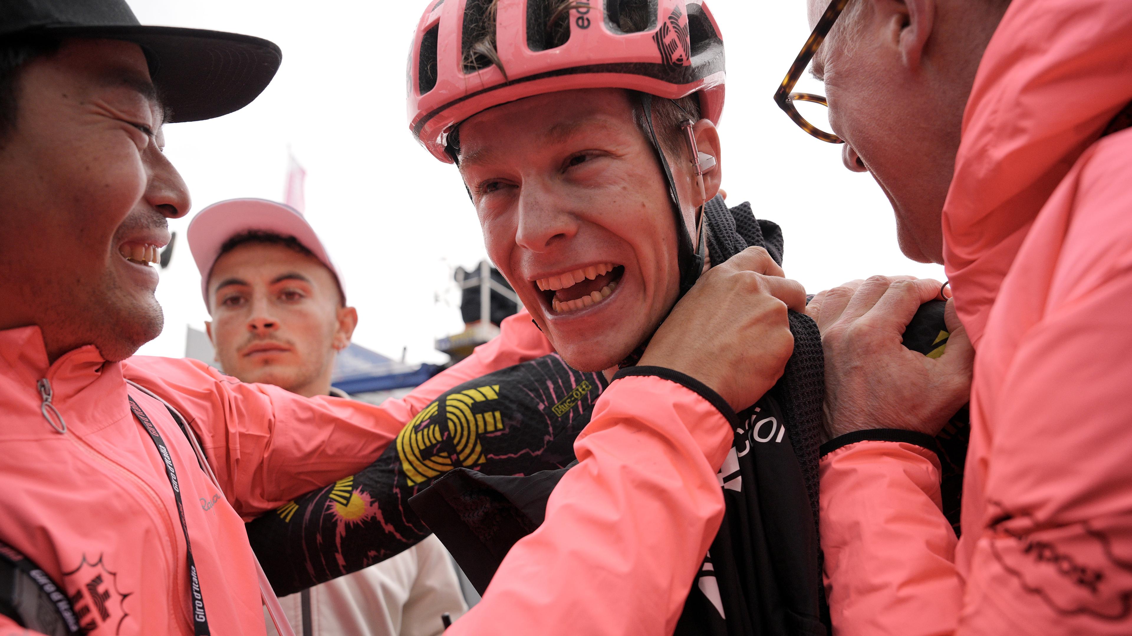 22.05.2024, Giro d'Italia: Georg Steinhauser wird für seinen Etappensieg von Teammitgliedern gefeiert.