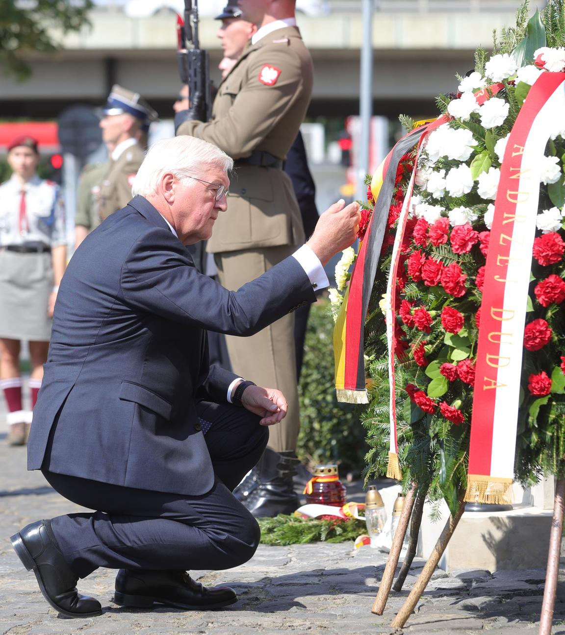 01.08.2024, Polen, Warschau: Bundespräsident Frank-Walter Steinmeier nimmt an einer Kranzniederlegung am Denkmal für die Opfer des Massakers von Wola teil.