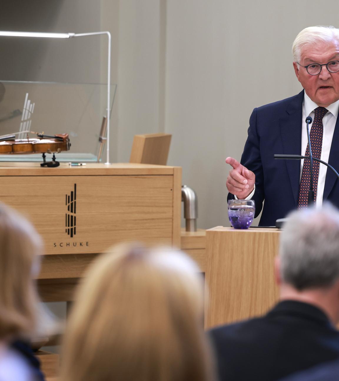 Bundespräsident Frank-Walter Steinmeier hält eine Rede während der Einweihungsfeier des wiederaufgebauten Turms der Garnisonkirche in Potsdam