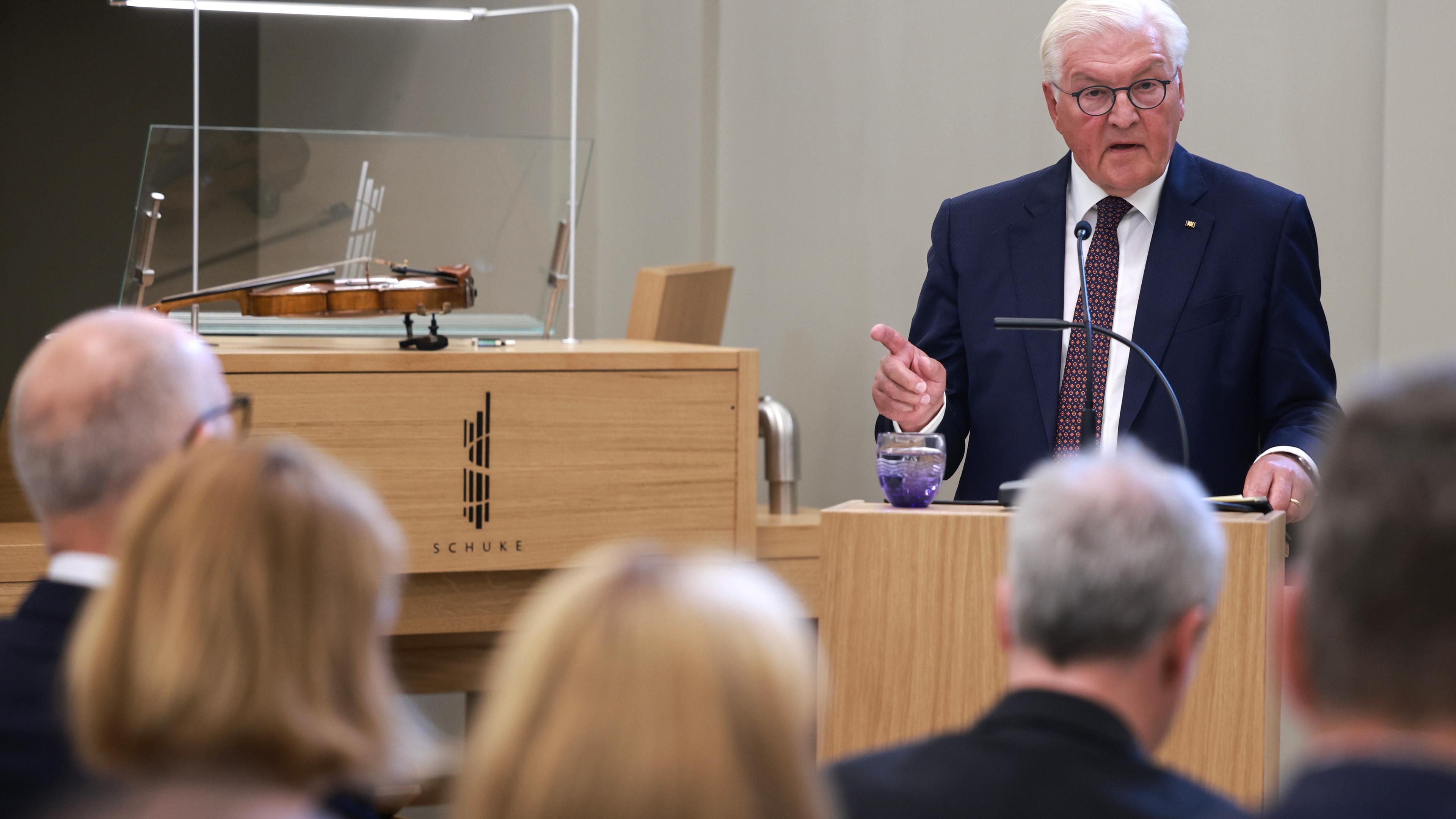 Bundespräsident Frank-Walter Steinmeier hält eine Rede während der Einweihungsfeier des wiederaufgebauten Turms der Garnisonkirche in Potsdam