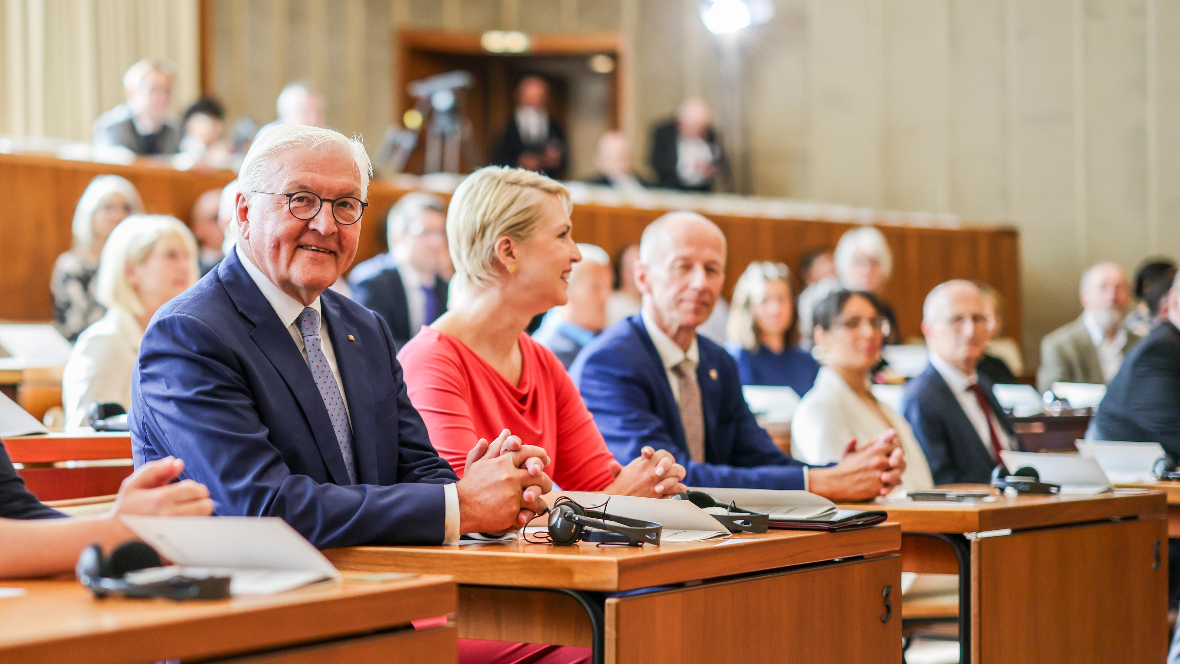 Frank-Walter Steinmeier und Manuela Schwesig sitzen im alten Plenarsaal des Bundesrates