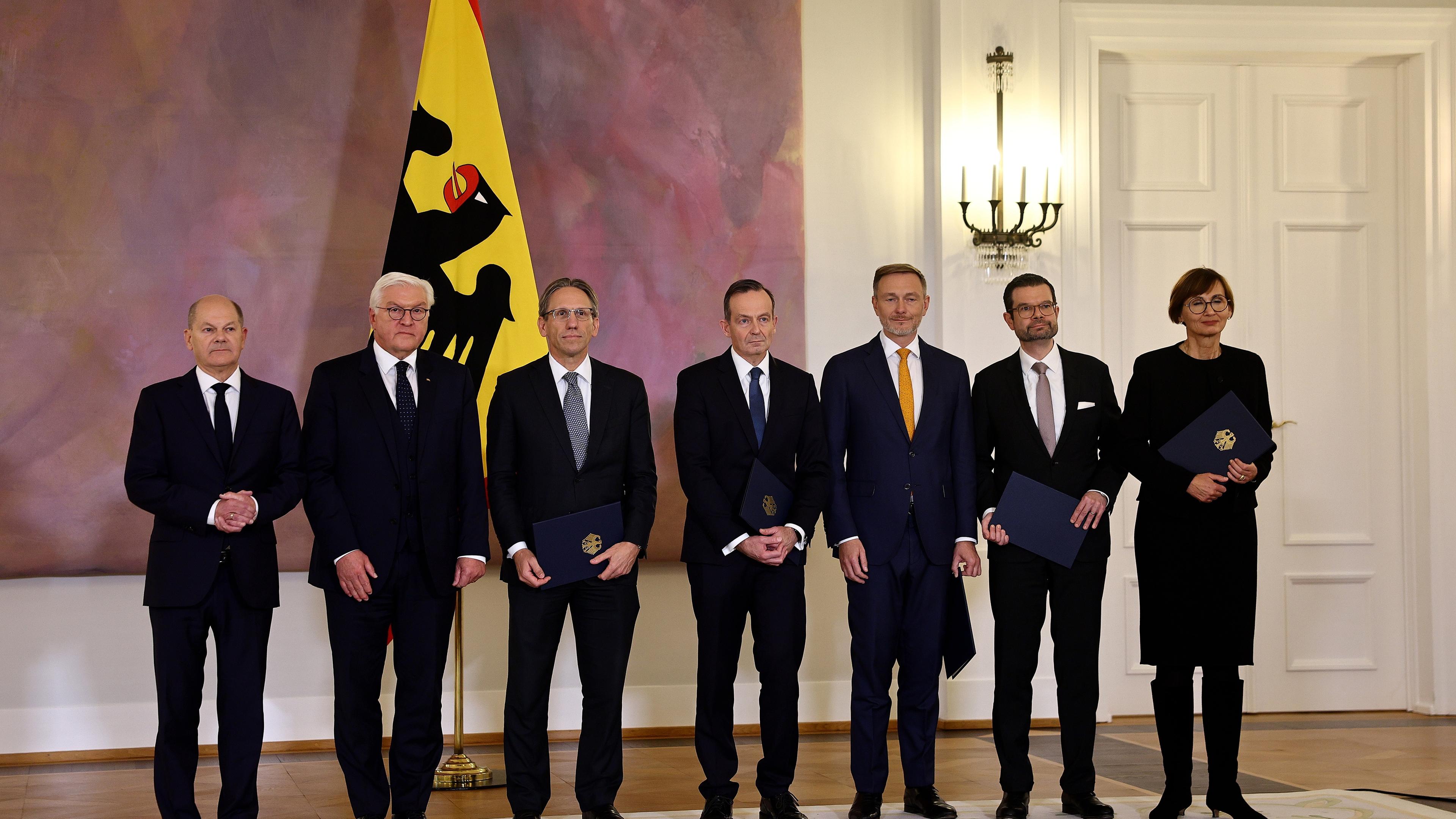 Von links nach rechts: Kanzler Olaf Scholz, Bundespräsident Steinmeier, der neue Finanzminister Jörg Kukies, neuer Verkehrs- und Justizminister Volker Wissing, der scheidende Finanzminister Christian Lindner, der scheidende Justizminister Marco Buschmann und die scheidende Bildungsministerin Bettina Stark-Watzinger.