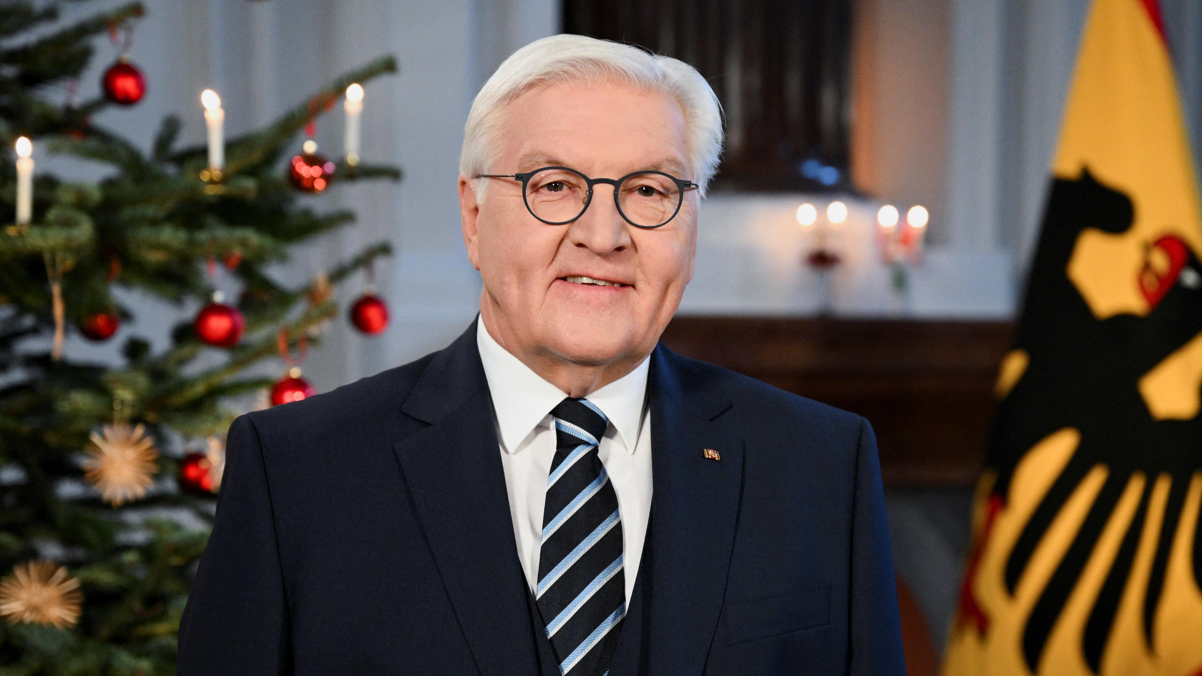 Berlin: Bundespräsident Frank-Walter Steinmeier steht während der Aufzeichnung seiner jährlichen Weihnachtsansprache im Schloss Bellevue.