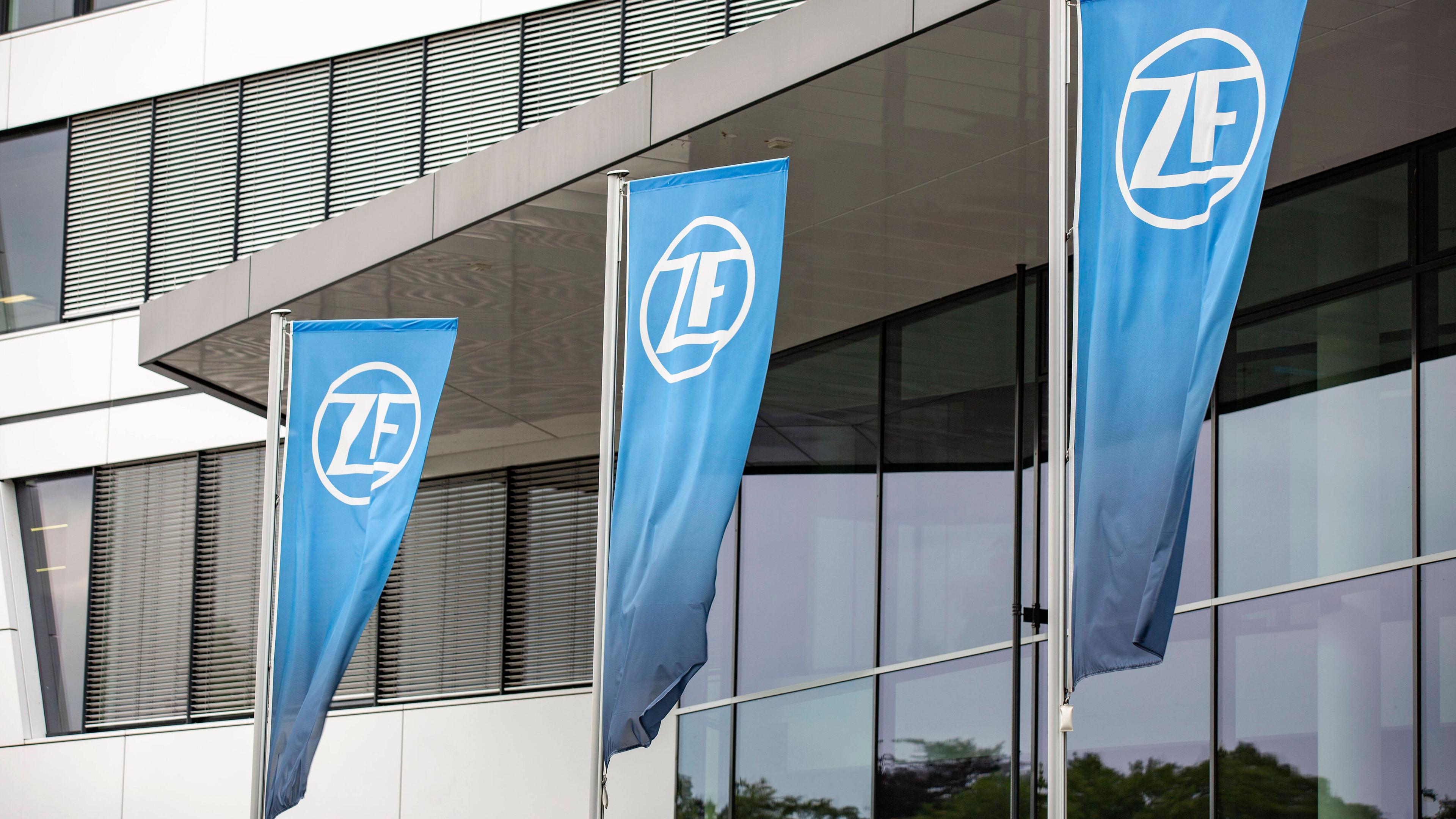 Flaggen mit dem Firmenloge des Autozulieferers ZF vor der Zentrale in Friedrichshafen.