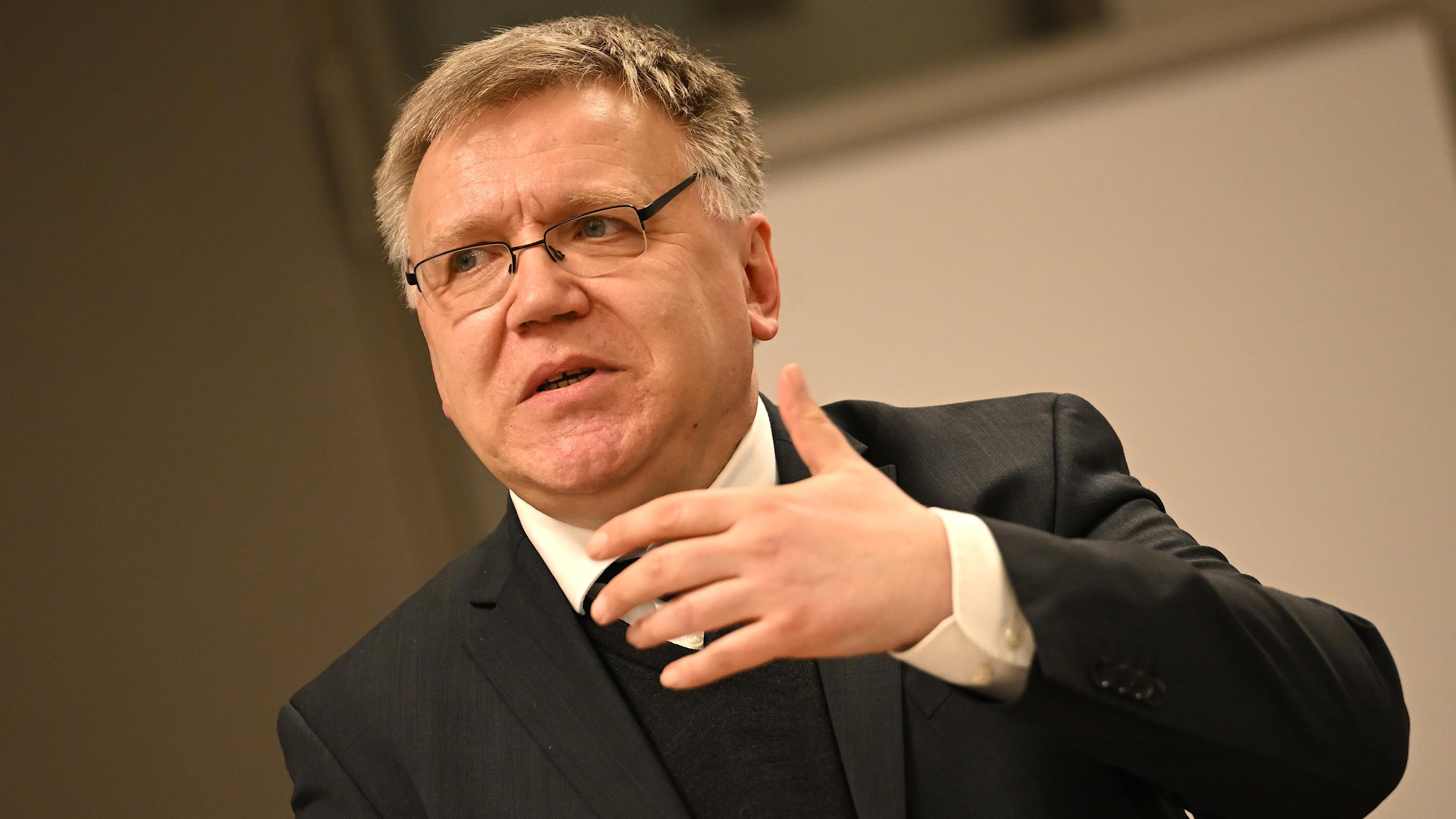 Stephan Bröchler, Berliner Landeswahlleiter, spricht bei einer Pressekonferenz über die Teil-Wiederholungswahl zum Deutschen Bundestag im Februar 2024.