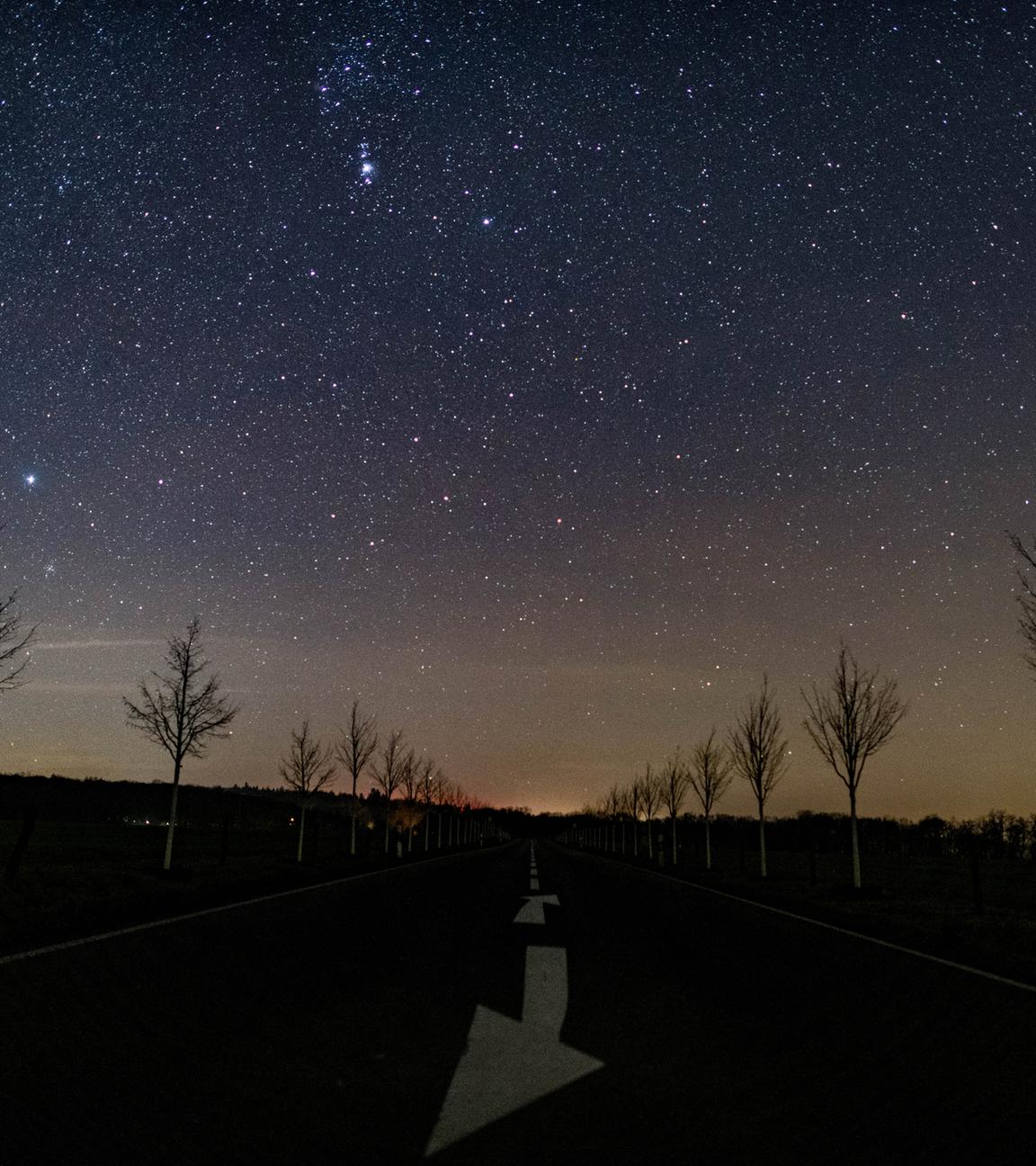 Sternenhimmel über Brandenburg: Blick auf einen kleinen Teil der Milchstraße am nächtlichen Sternenhimmel über einer Straße im Landkreis Märkisch-Oderland.