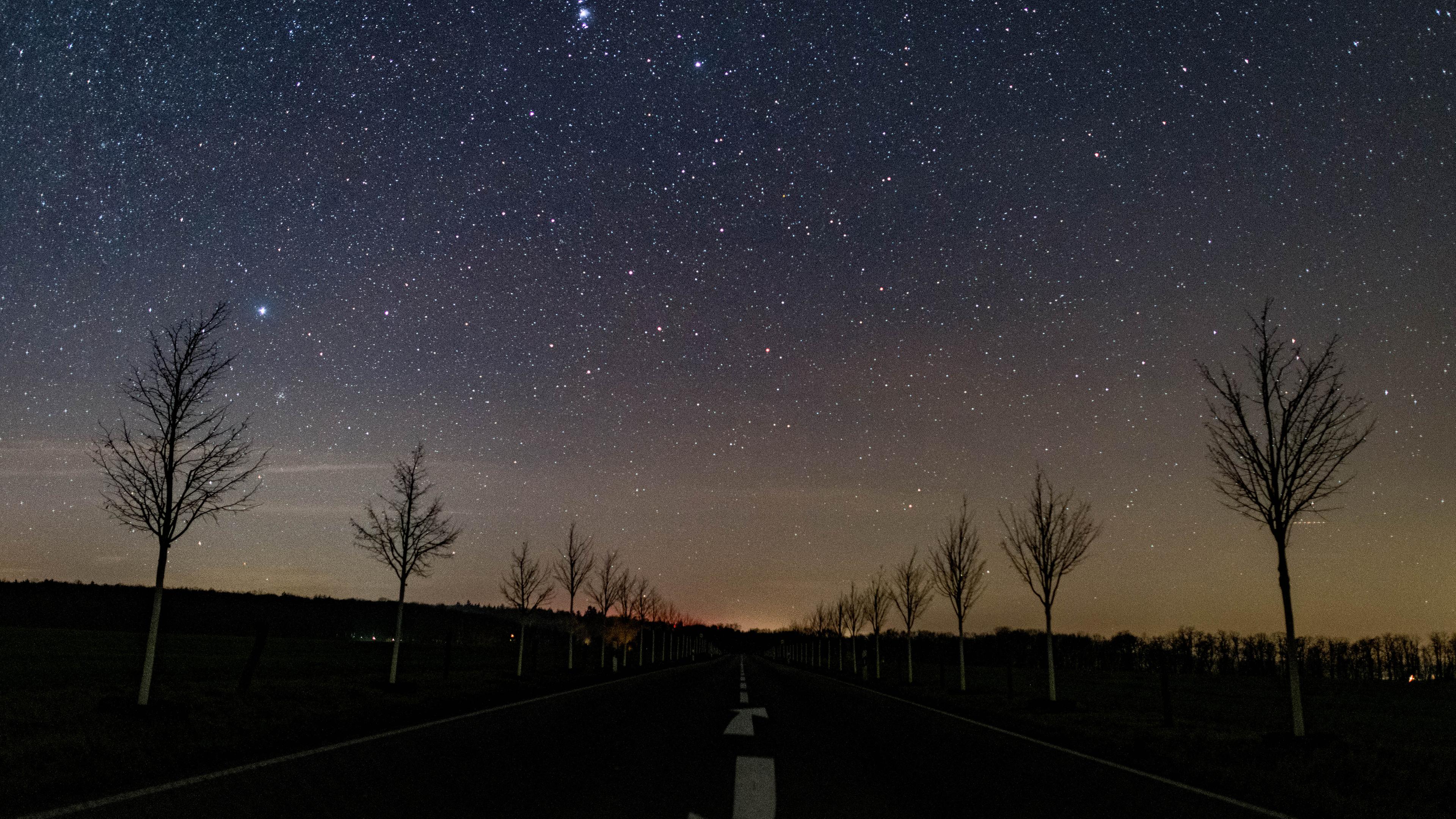 Sternenhimmel über Brandenburg: Blick auf einen kleinen Teil der Milchstraße am nächtlichen Sternenhimmel über einer Straße im Landkreis Märkisch-Oderland.