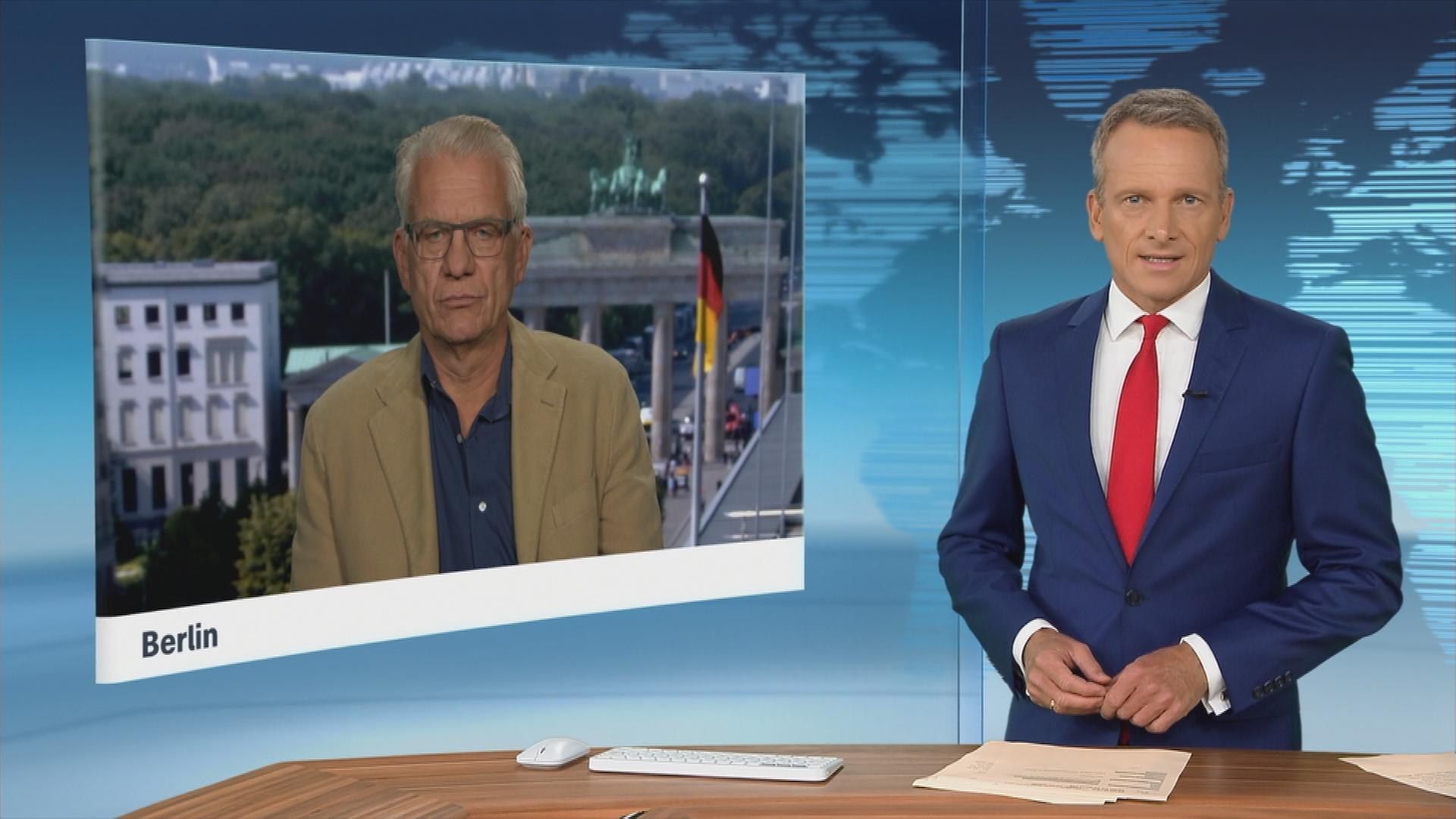 ZDF-Korrespondent Karl Hinterleitner zugeschalte aus Berlin im Gespräch mit Moderator Carsten Rüger im Studio.