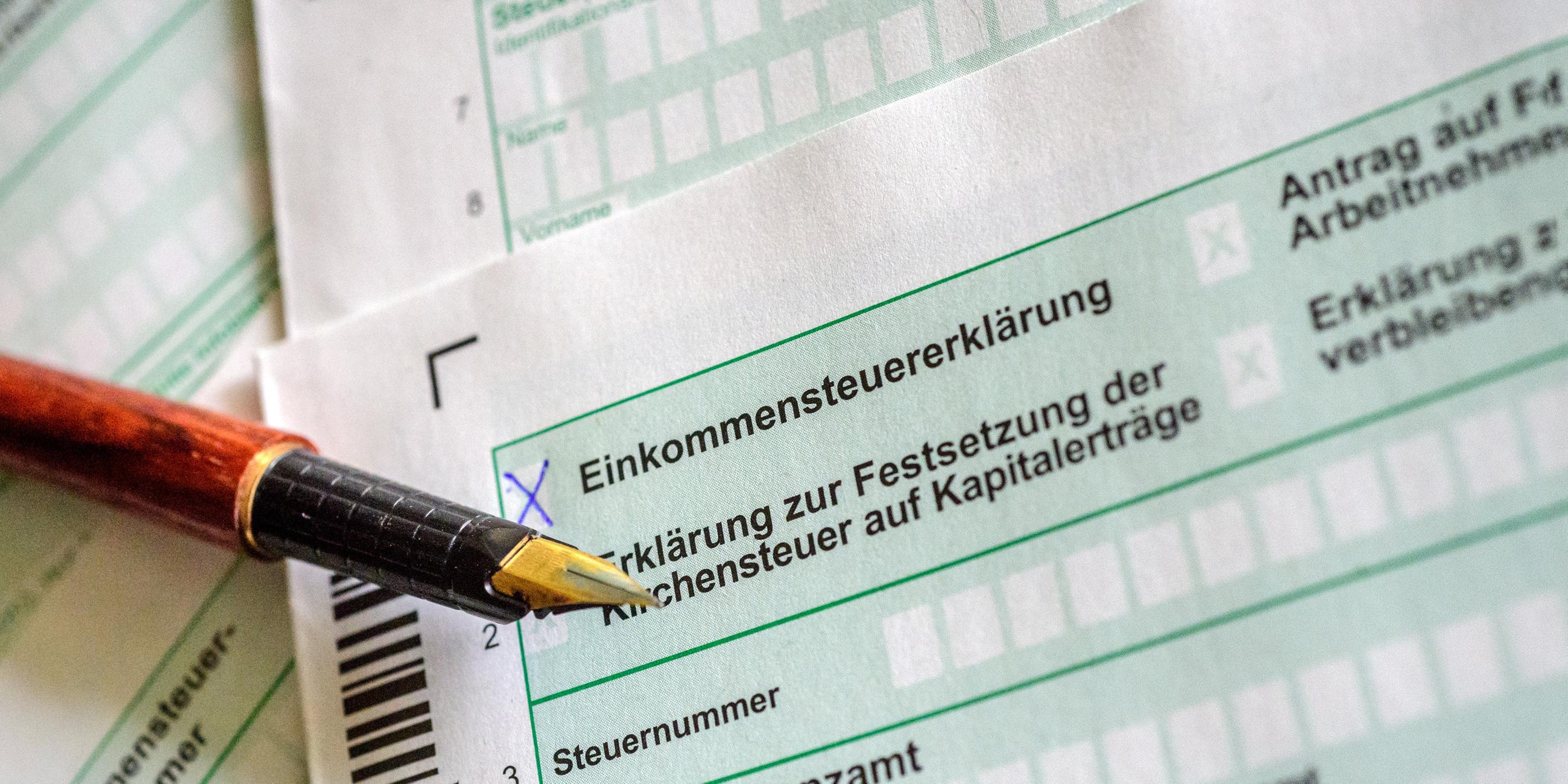 Berlin: Steuerformulare und Füllfederhalter liegen auf einem Tisch. Archivbild