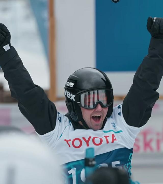 Snowboarder Steven Wilkinson jubelt über Gold bei den Special Olympics in Italien