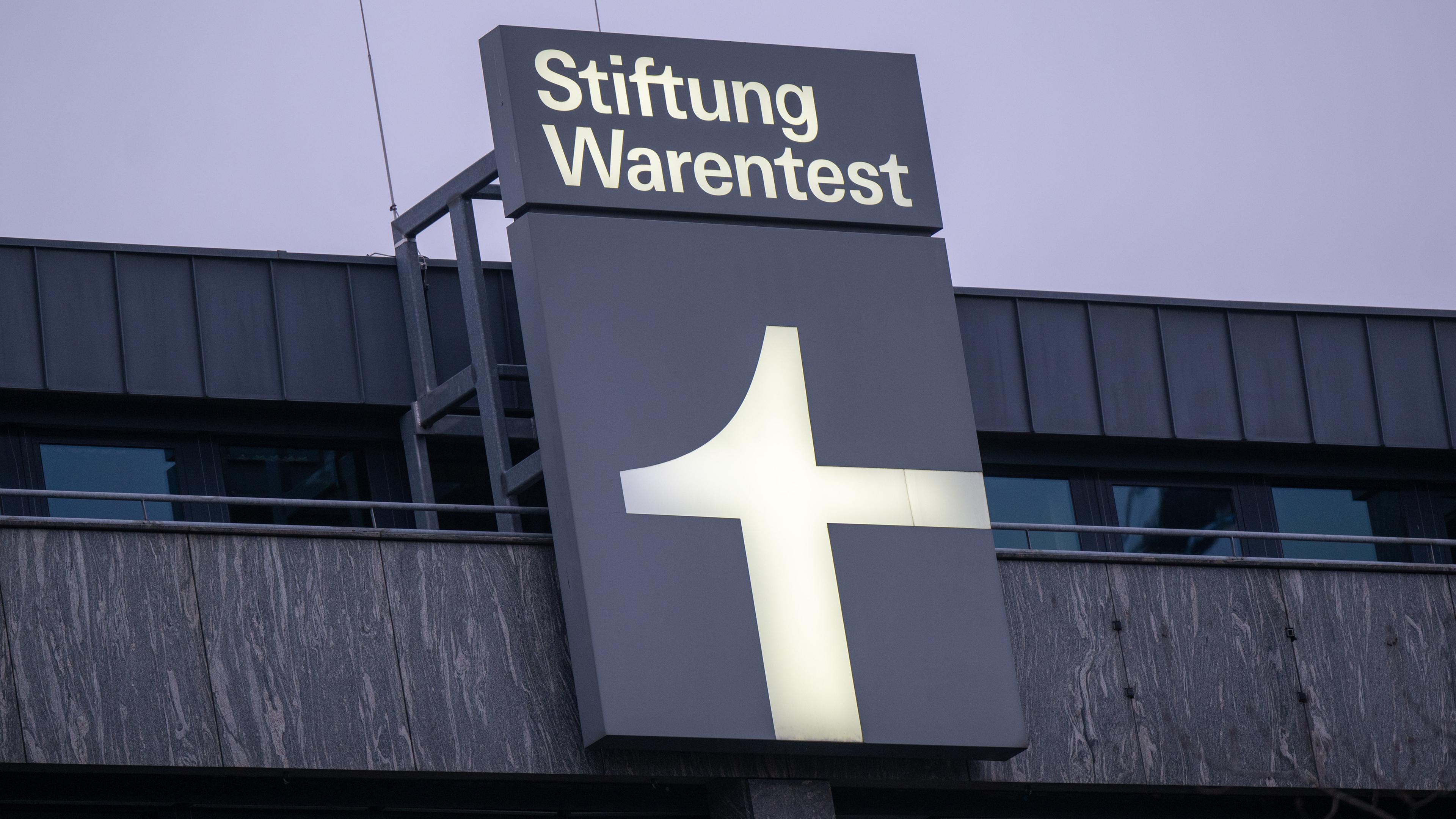  Berlin: Ein Leuchtschild mit dem Logo der Stiftung Warentest ist an einem Geschäftshaus am Lützowplatz angebracht.