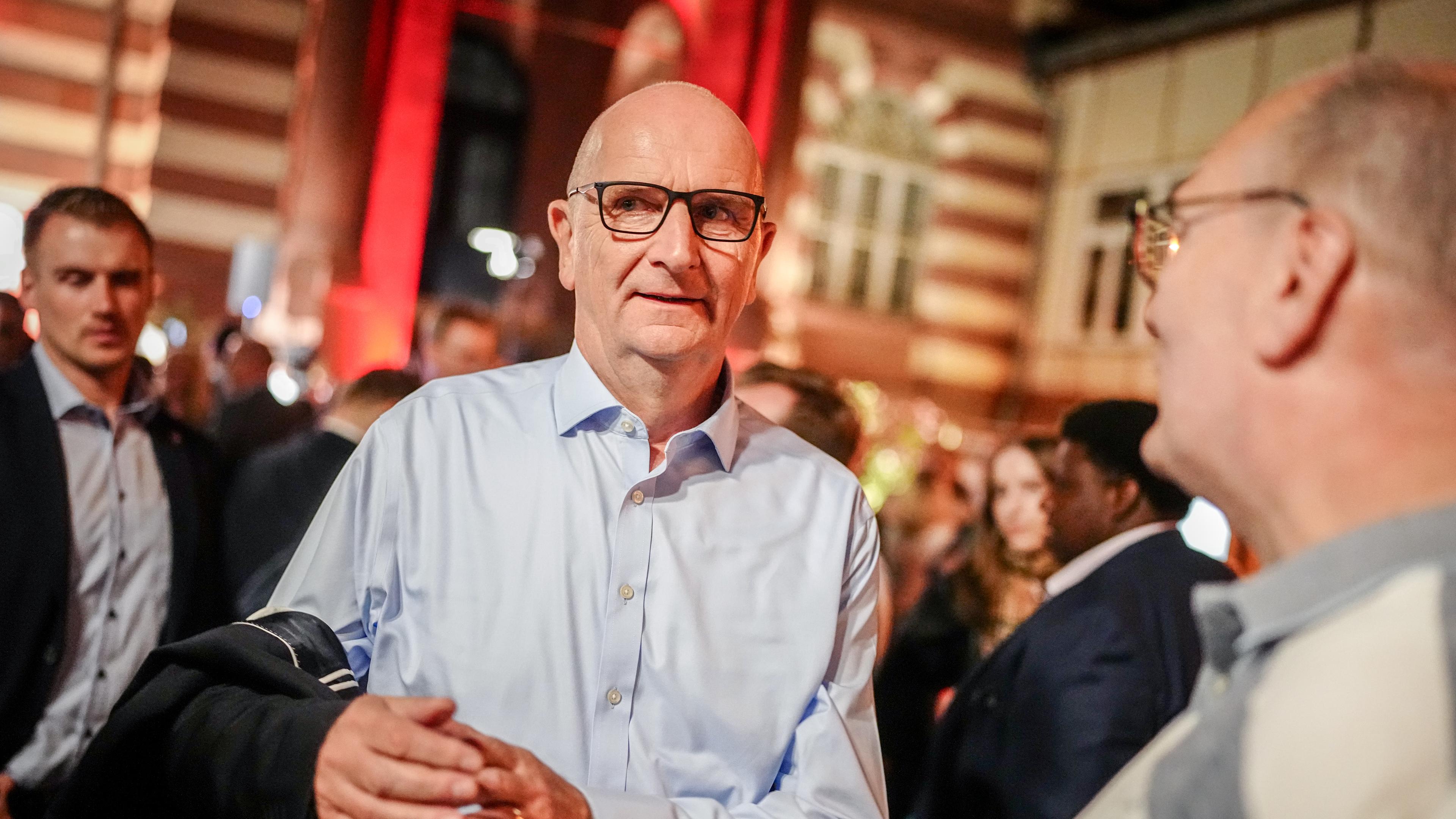 Dietmar Woidke (SPD), Ministerpräsident von Brandenburg, legt sein Sakko bei der SPD-Wahlparty ab.