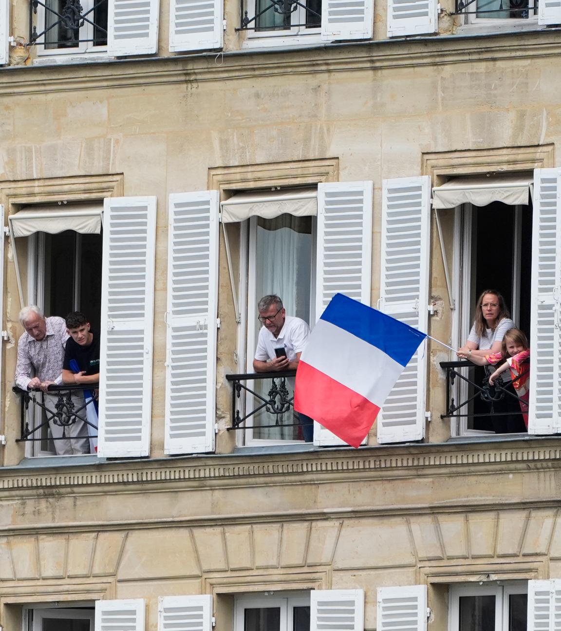 Anwohner in Paris blicken von ihren Balkonen vor der Eröffnungszeremonie der Olympischen Spiele.