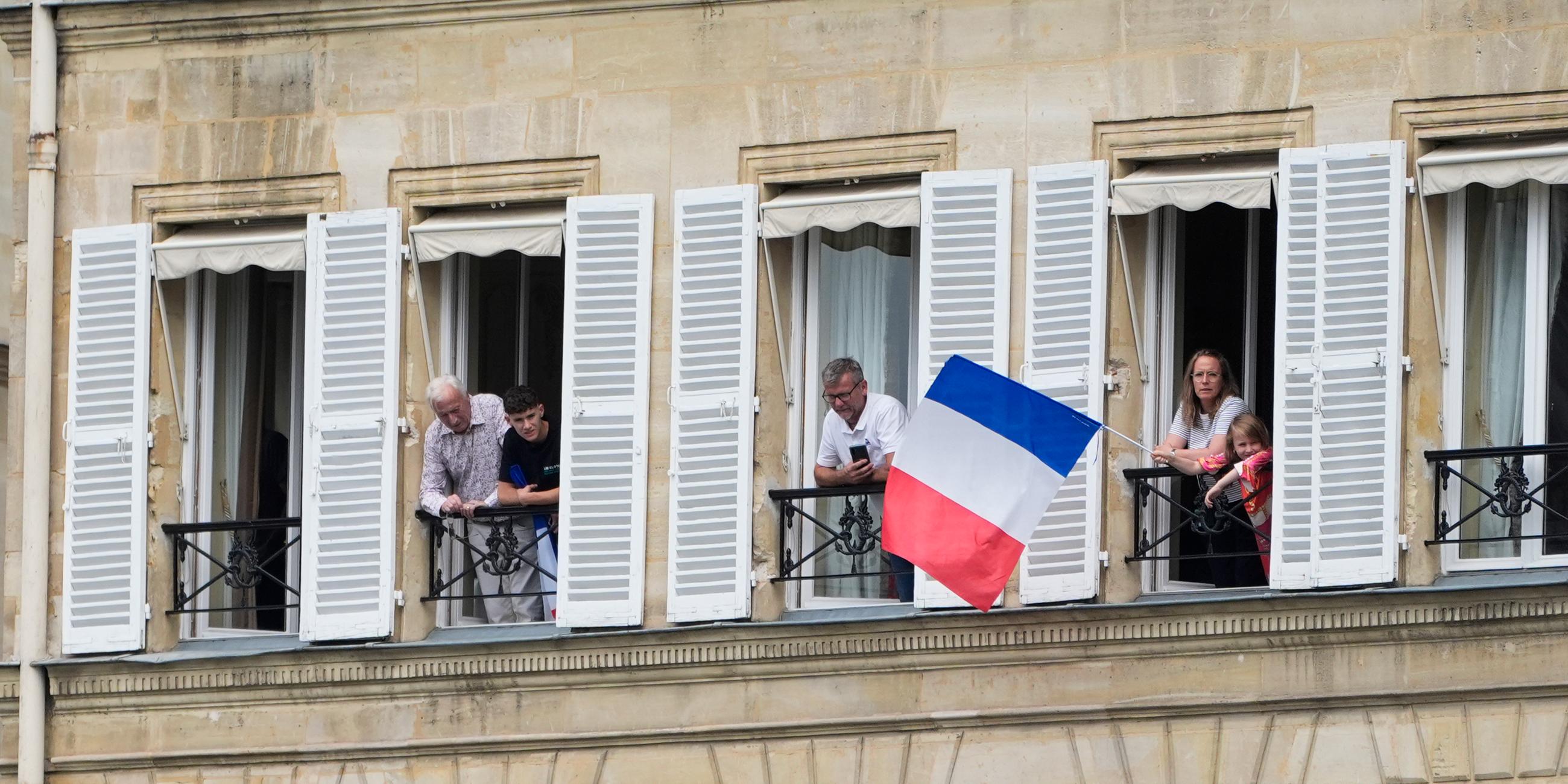Anwohner in Paris blicken von ihren Balkonen vor der Eröffnungszeremonie der Olympischen Spiele.