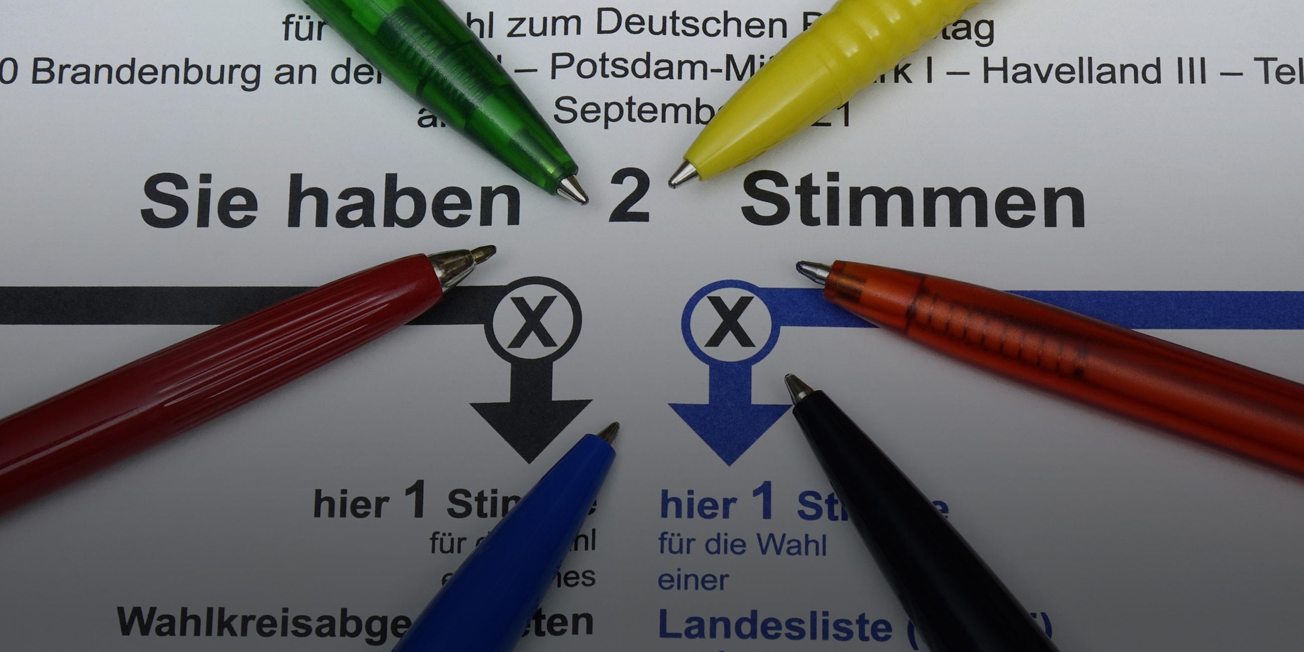 Stimmzettel zur Bundestagswahl und Kugelschreiber