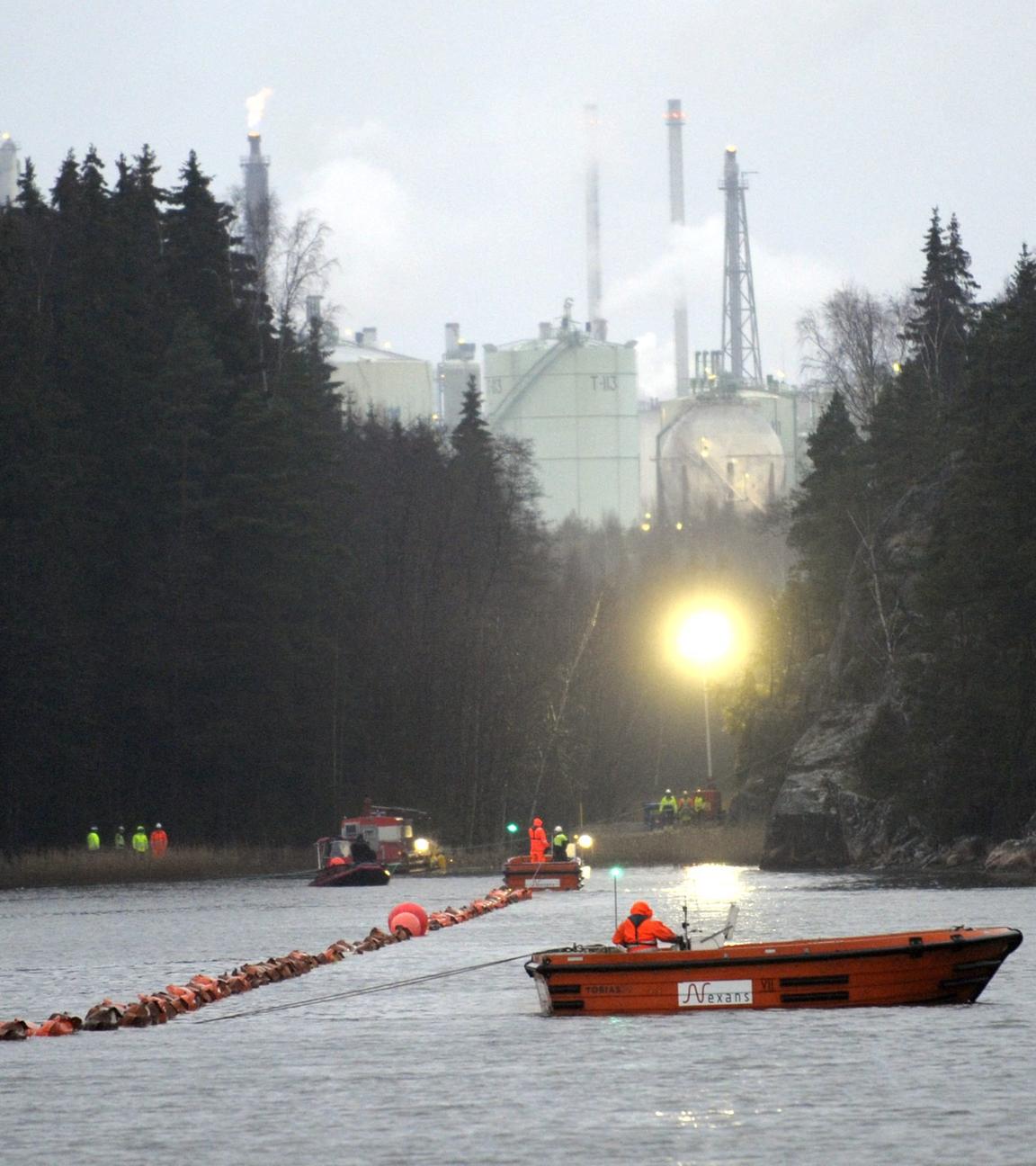 Finnland, Porvoo: Das Unterseekabel für die Stromverbindung EstLink2 zwischen Finnland und Estland wird mit Hilfe von Tauchern und Tragekissen an das Ufer von Nikuviken gezogen. Archivbild