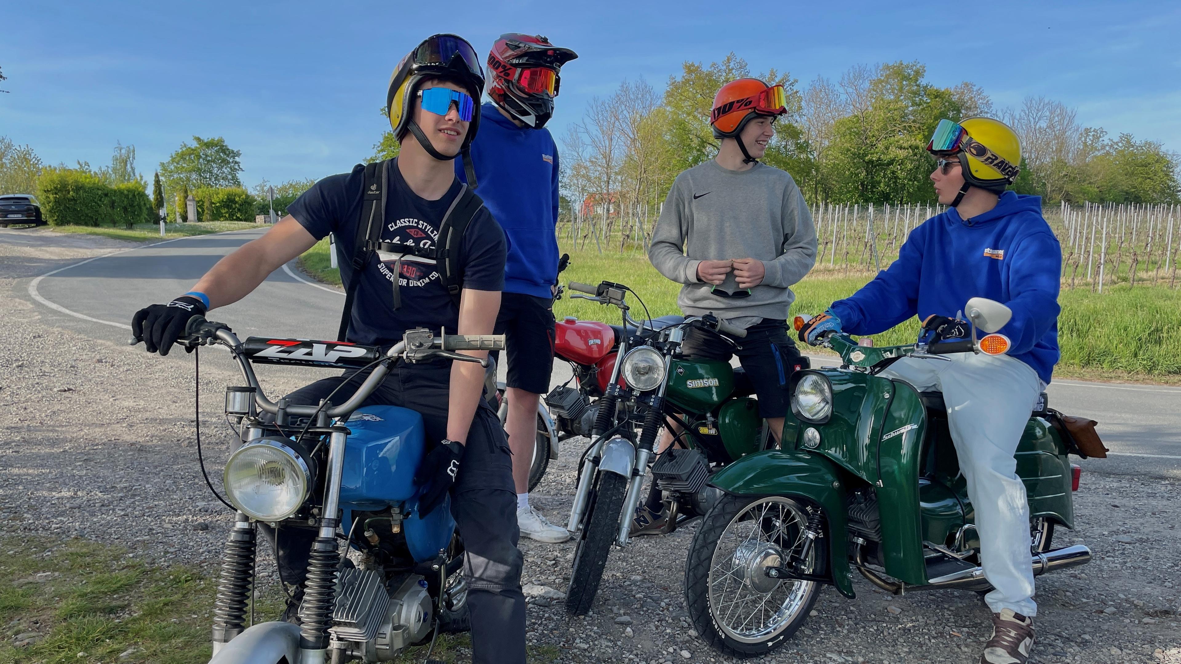 Jason und seine Freunde auf Mopeds im Weimarer Land