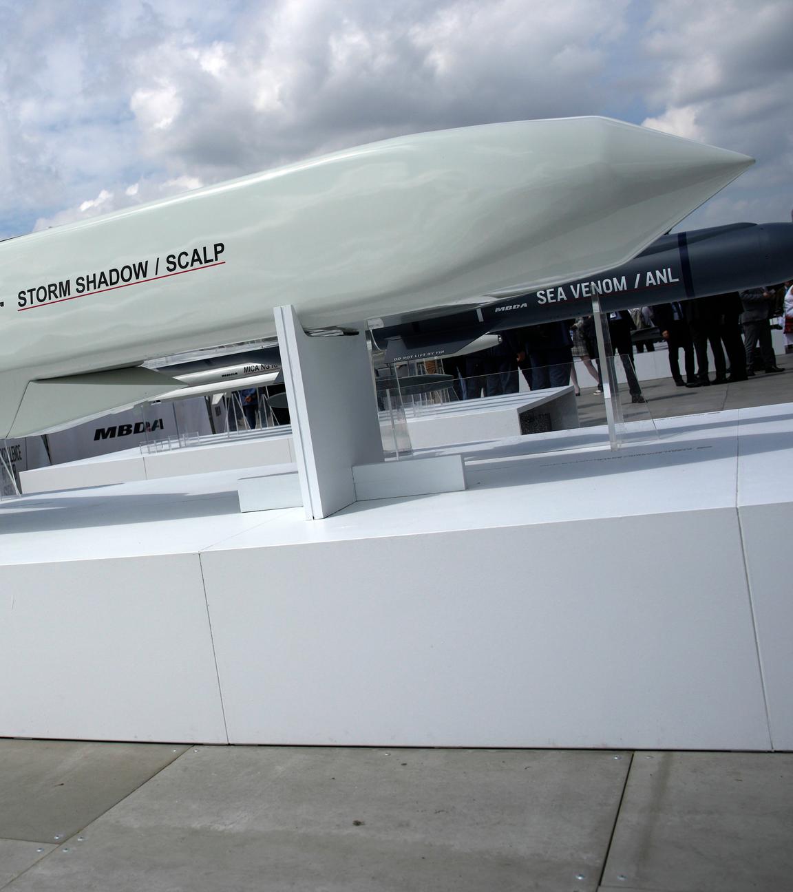 Ein Marschfllugkörper vom Typ Storm Shadow ist auf der Paris Air Show in Le Bourget zu sehen.