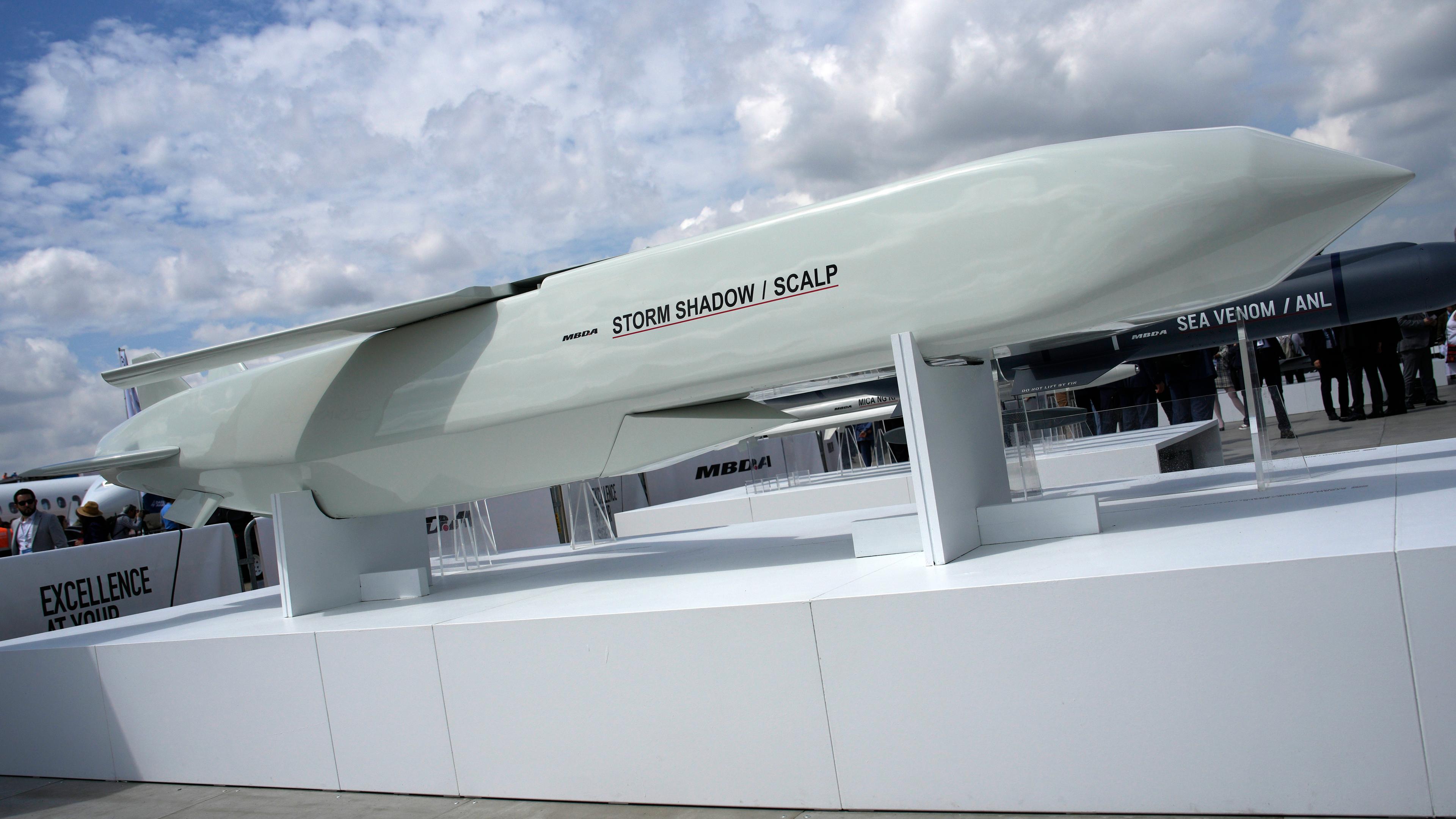 Ein Marschfllugkörper vom Typ Storm Shadow ist auf der Paris Air Show in Le Bourget zu sehen.