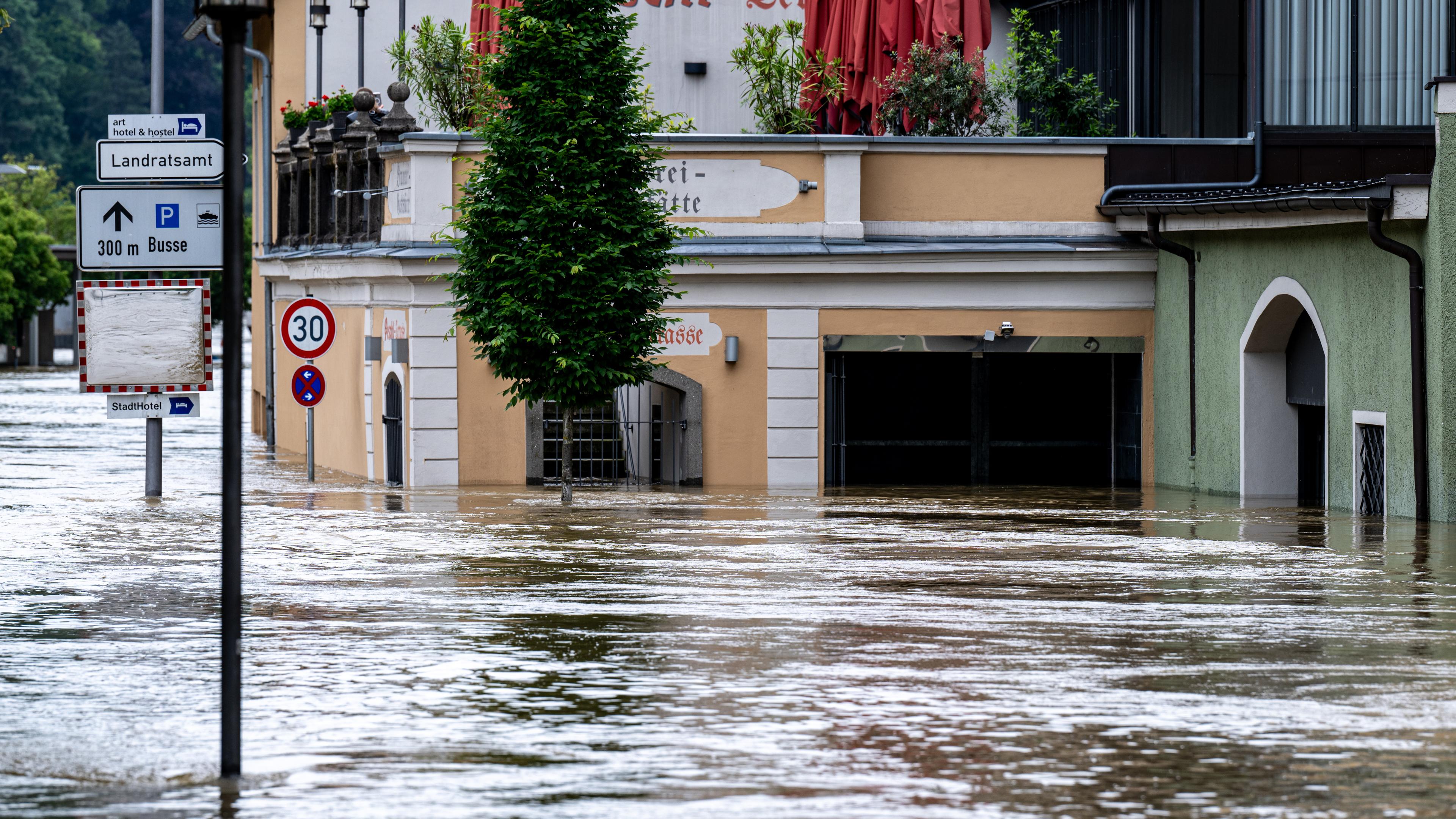 überschwemmte Straße in Passau