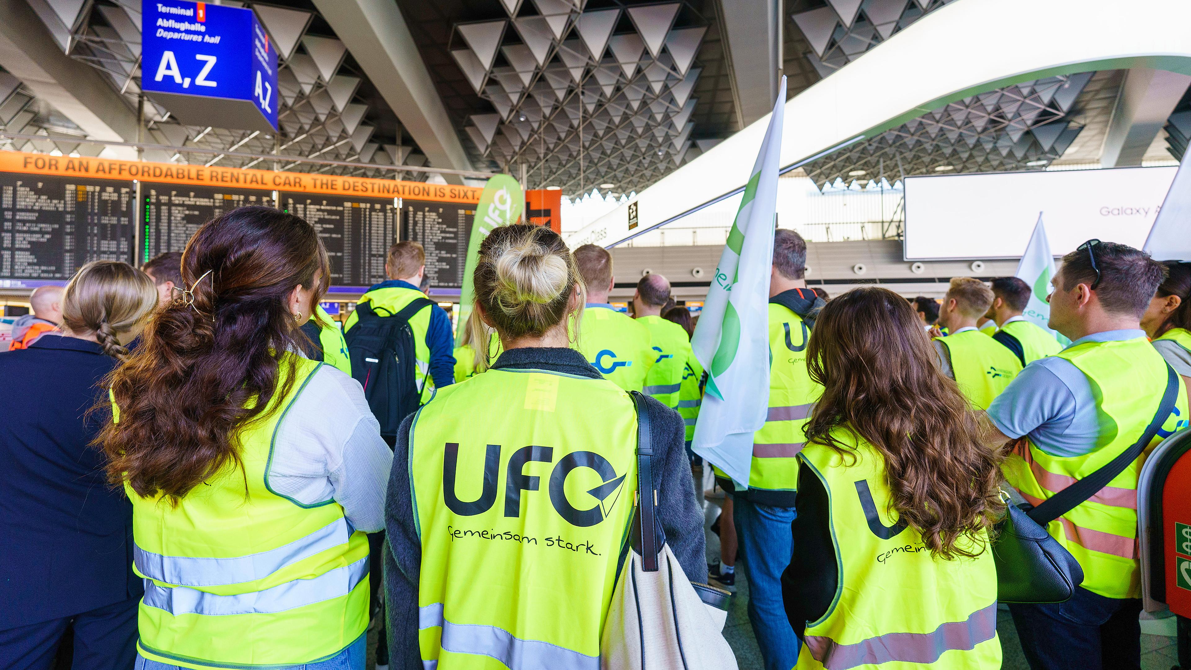 Mitglieder der Gewerkschaft Unabhängige Flugbegleiter Organisation (UFO) stehen bei der Kundgebung im Terminal 1 des Rhein-Main Flughafen am 27.08.2024