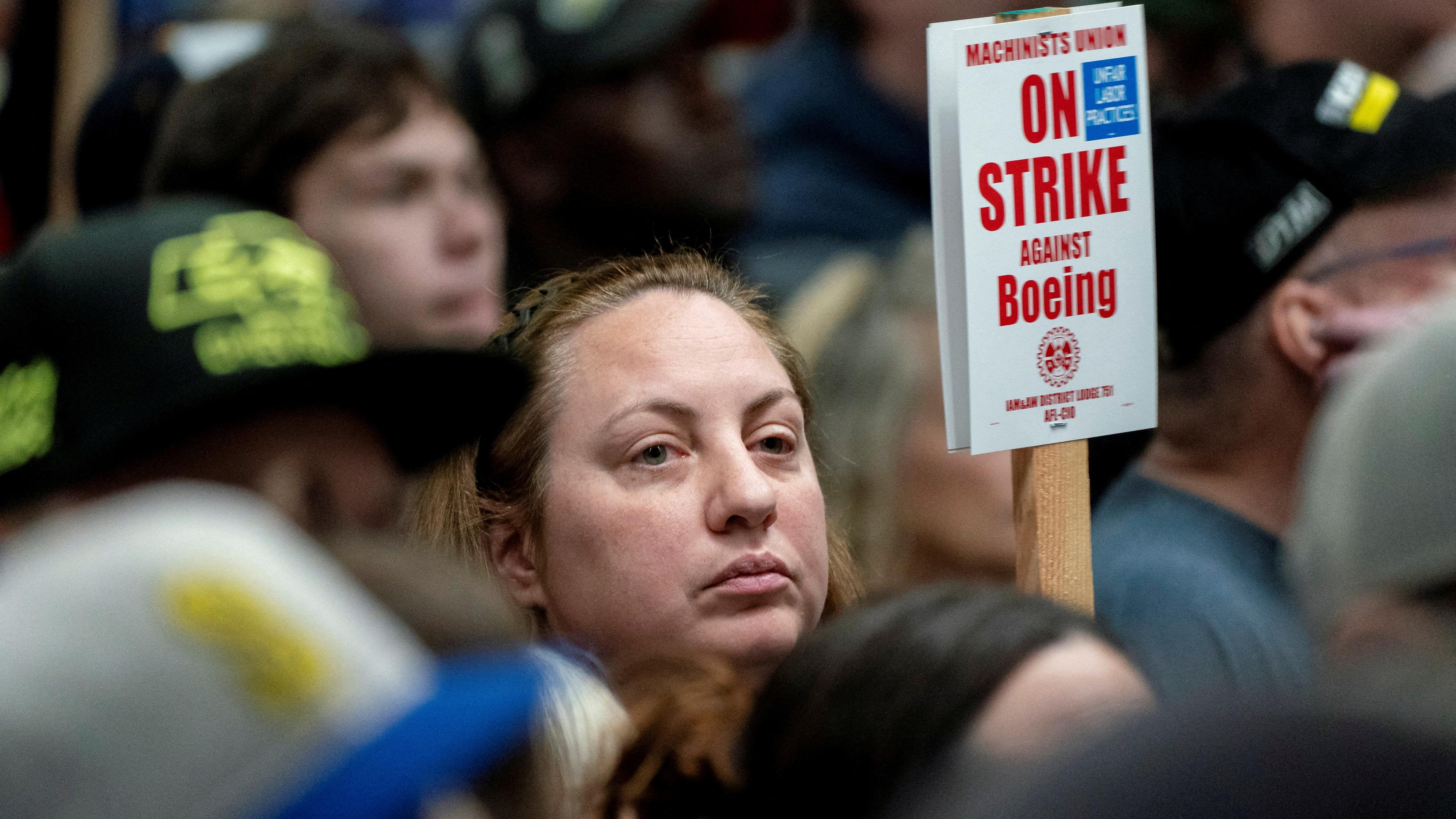 Eine Frau, Mitarbeiterin bei Boeing, streikt.