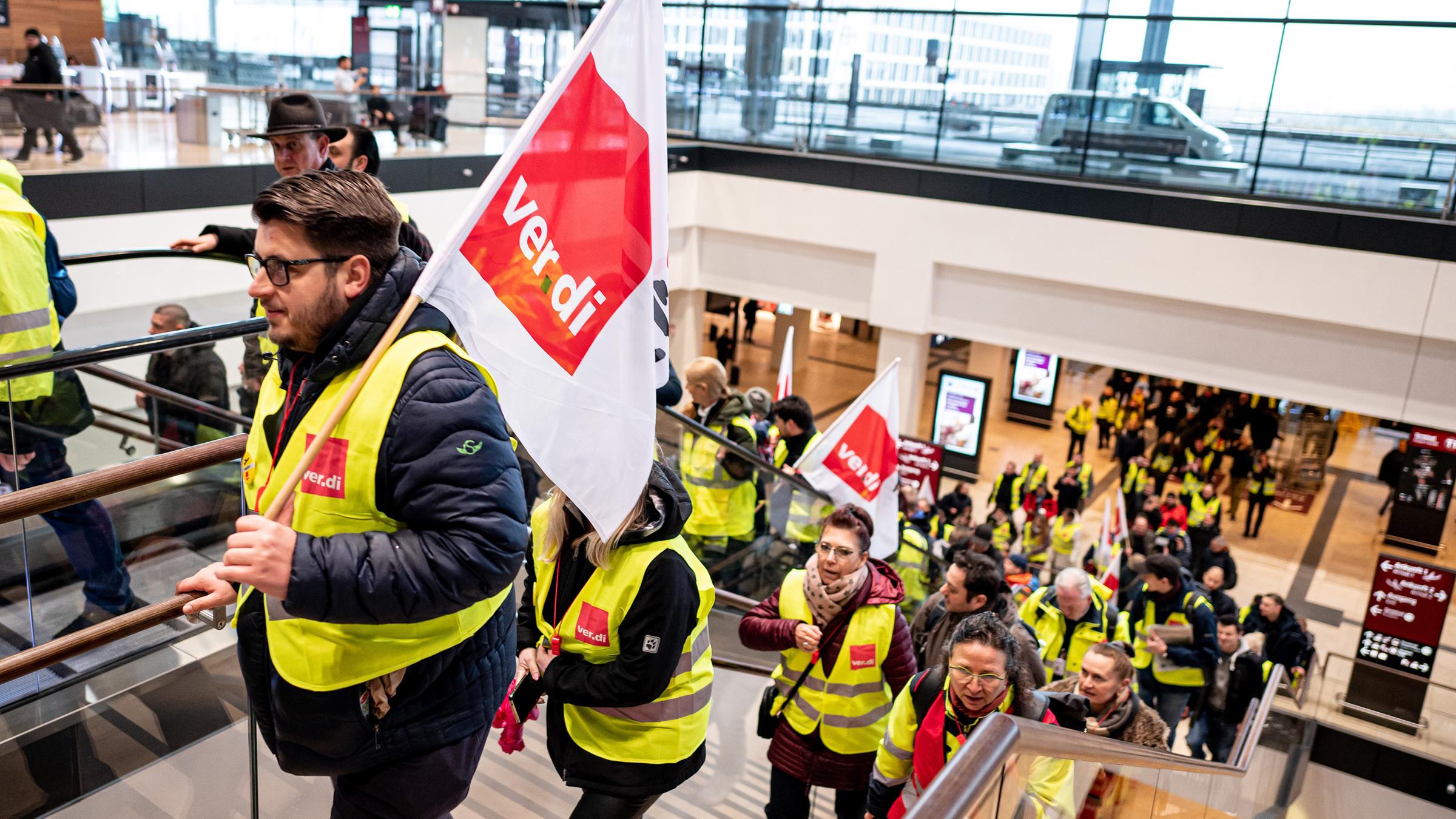 Nach Streikaufruf Am Flughafen BER: Montag Keine Abflüge - ZDFheute