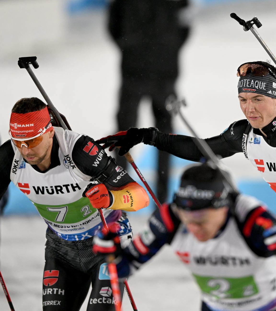 Nove Mesto Na Morave, Biathlon-WM, Mixed-Staffel: Justus Strelow beim Wechsel auf den zweiten Läufer, Philipp Nawrath