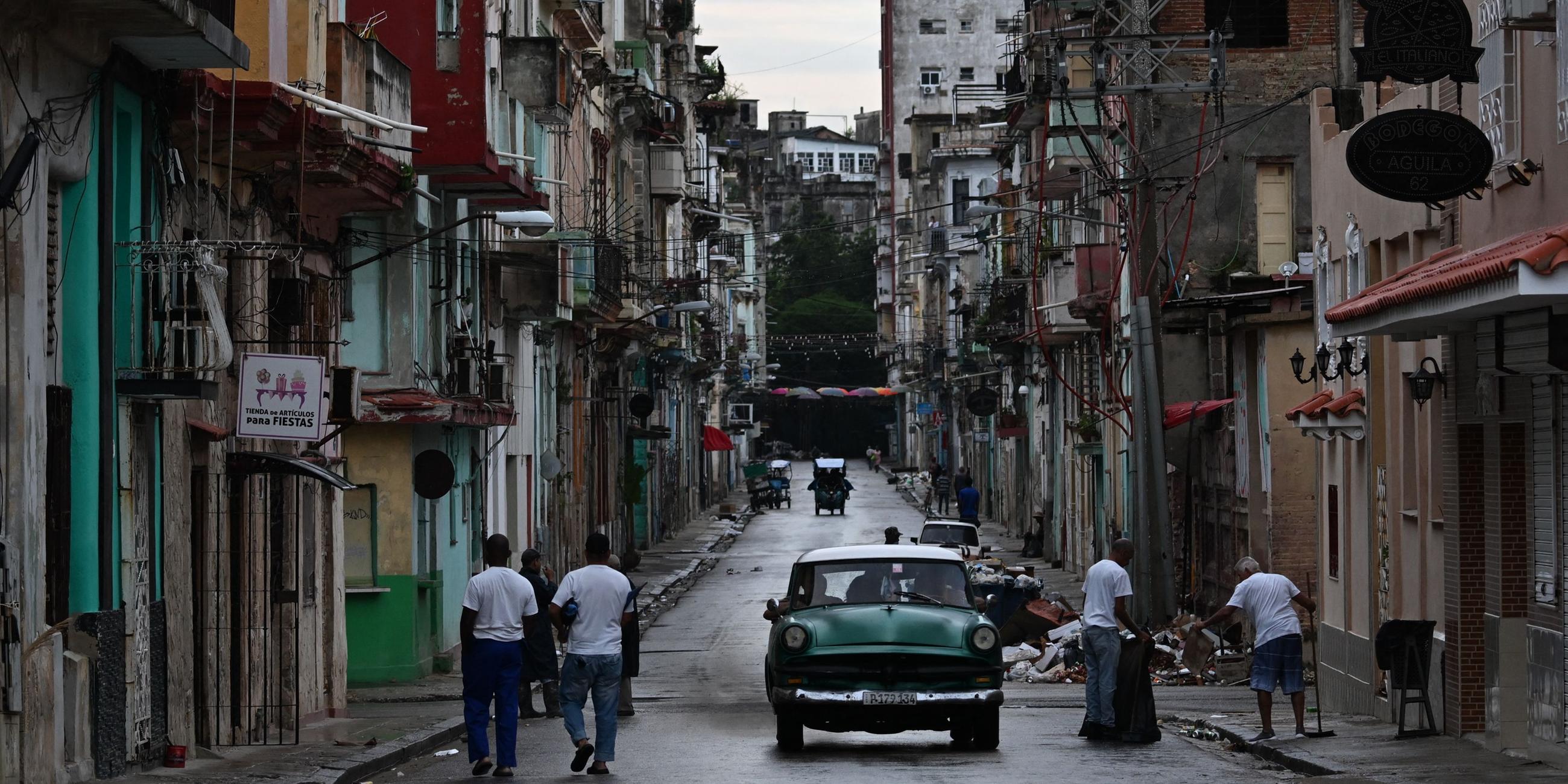 Am vierten Tag eines massiven Stromausfalls in Havanna am 21. Oktober 2024 laufen Menschen eine Straße entlang.