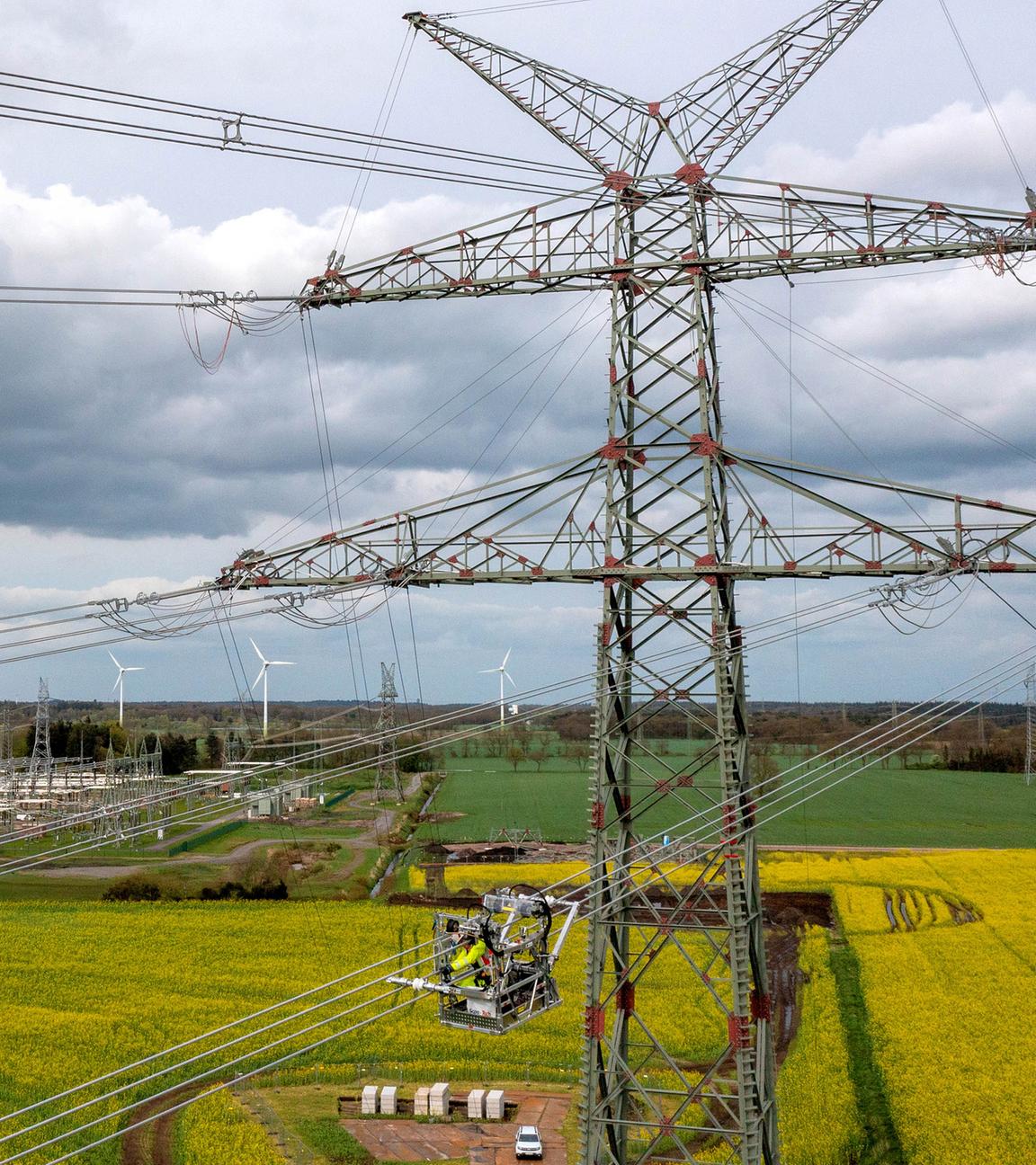 Strommasten nahe Umspannwerk Conneforde in Wiefelstede, aufgenommen am 09.04.2024