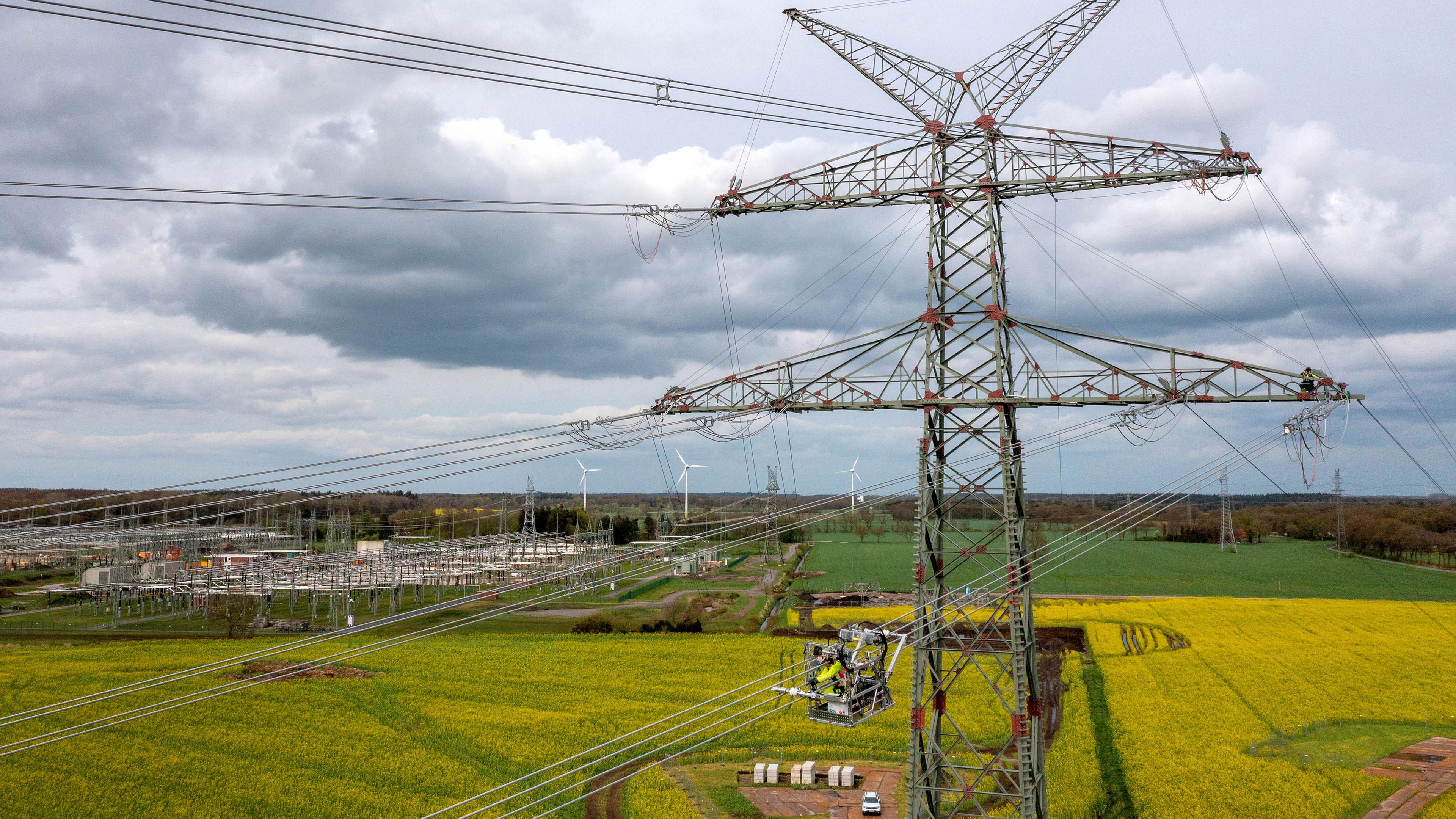 Strommasten nahe Umspannwerk Conneforde in Wiefelstede, aufgenommen am 09.04.2024