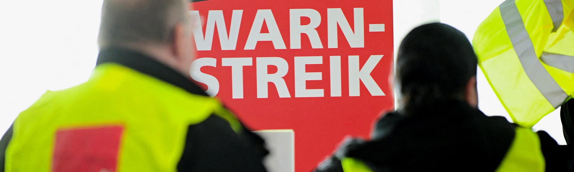 Ein Schild mit der Aufschrift "Warnstreik heute" ist während eines ganztägigen Streiks des Luftsicherheitspersonals für eine Lohnerhöhung zu sehen