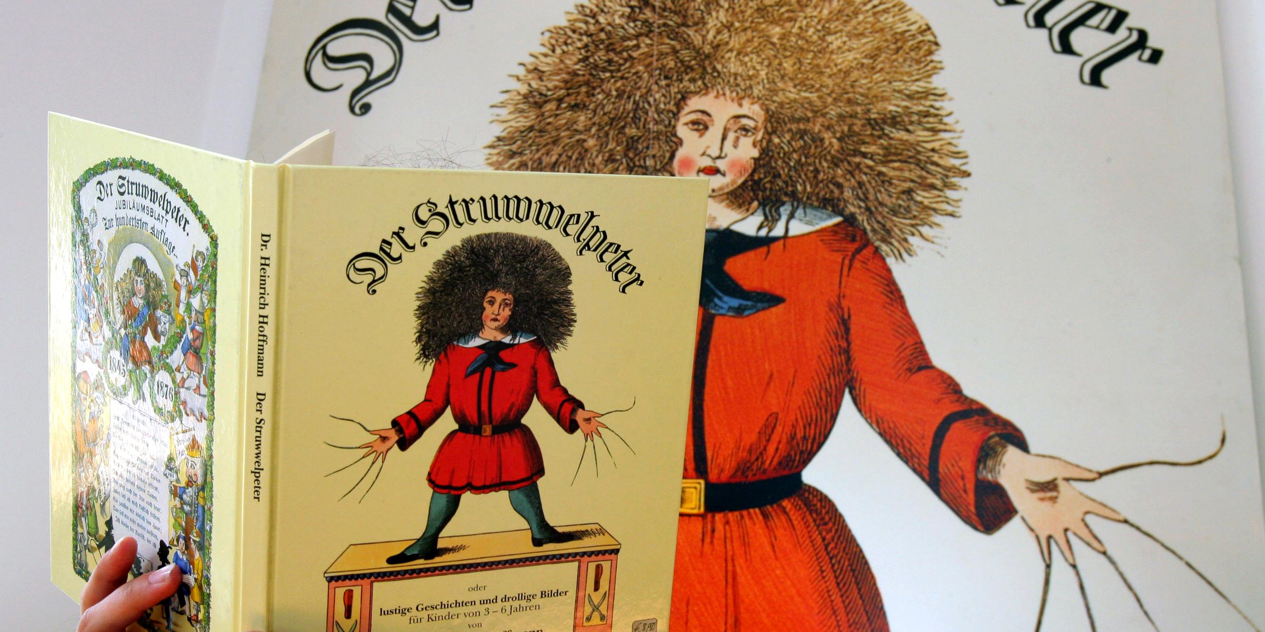 Besucherin blättert in einem Struwwelpeter-Buch im Struwwelpeter-Museum in Frankfurt am Main.