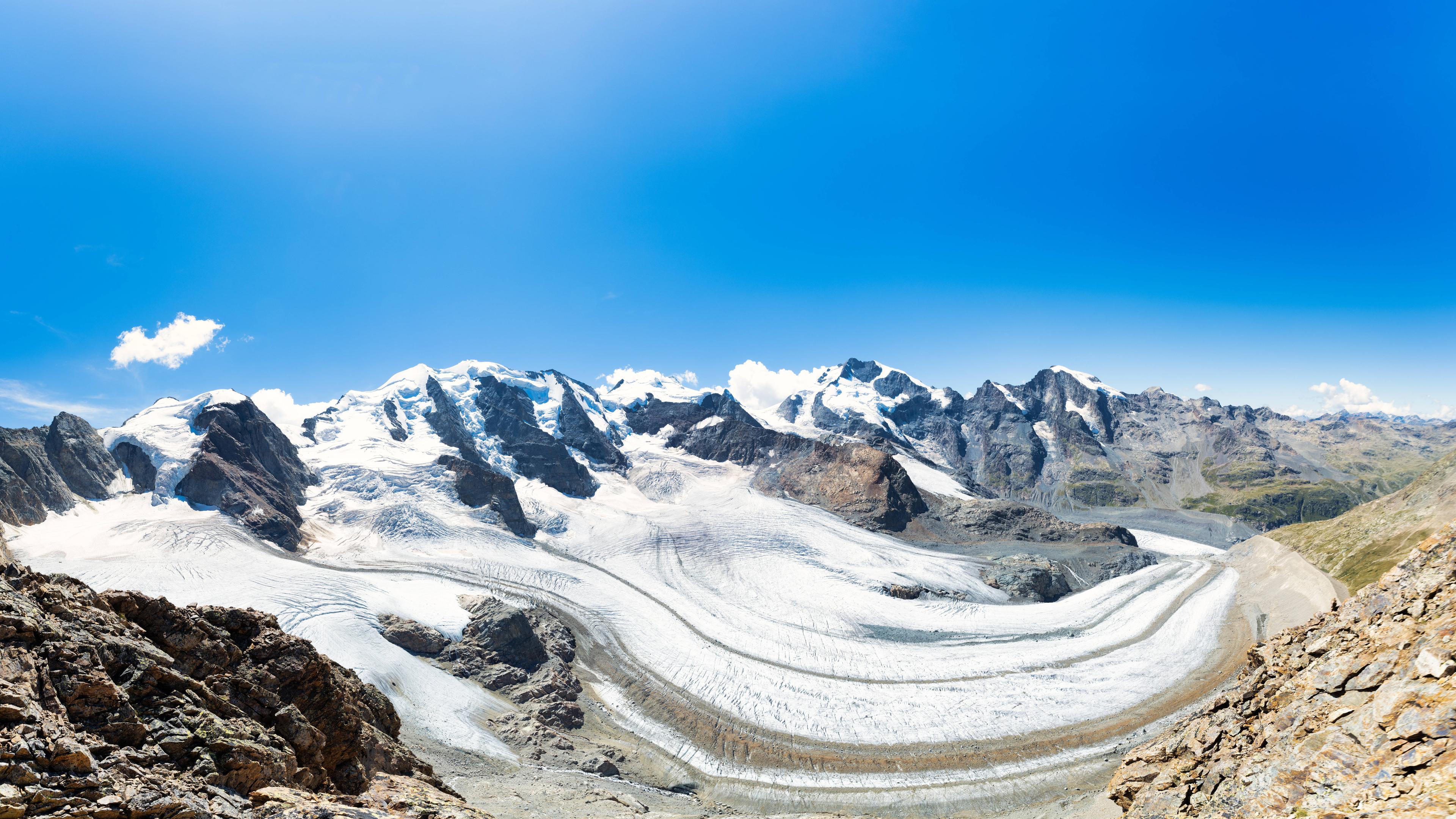 Blick von oben auf den Morteratschgletscher in den Schweizer Alpen