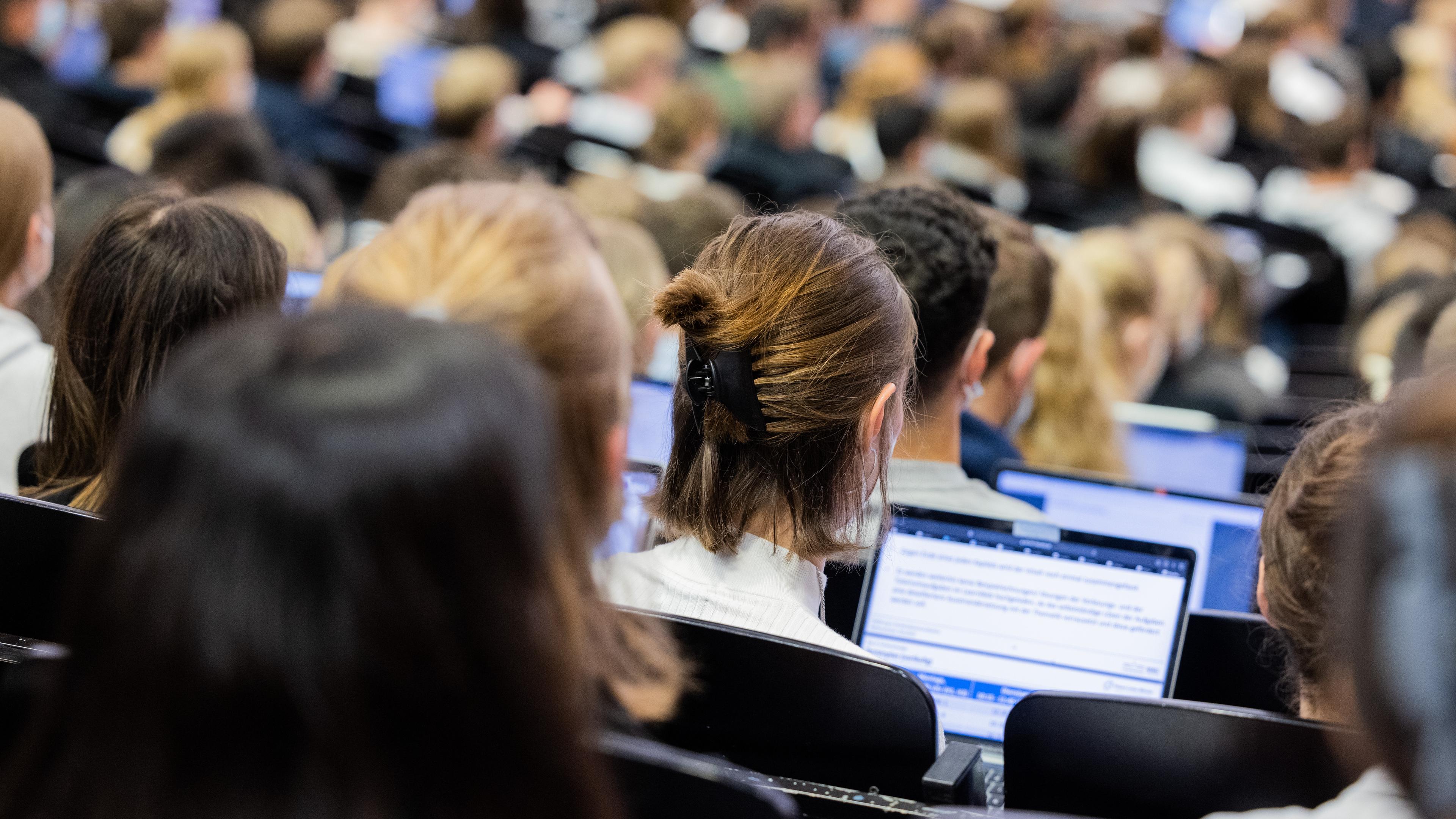 Studierende sitzen in einem Hörsaal