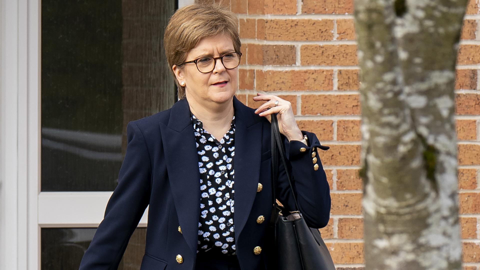 Die ehemalige schottische erste Ministerin Nicola Sturgeon verlässt ihr Haus in Uddingston, Glasgow (26.4.2023)