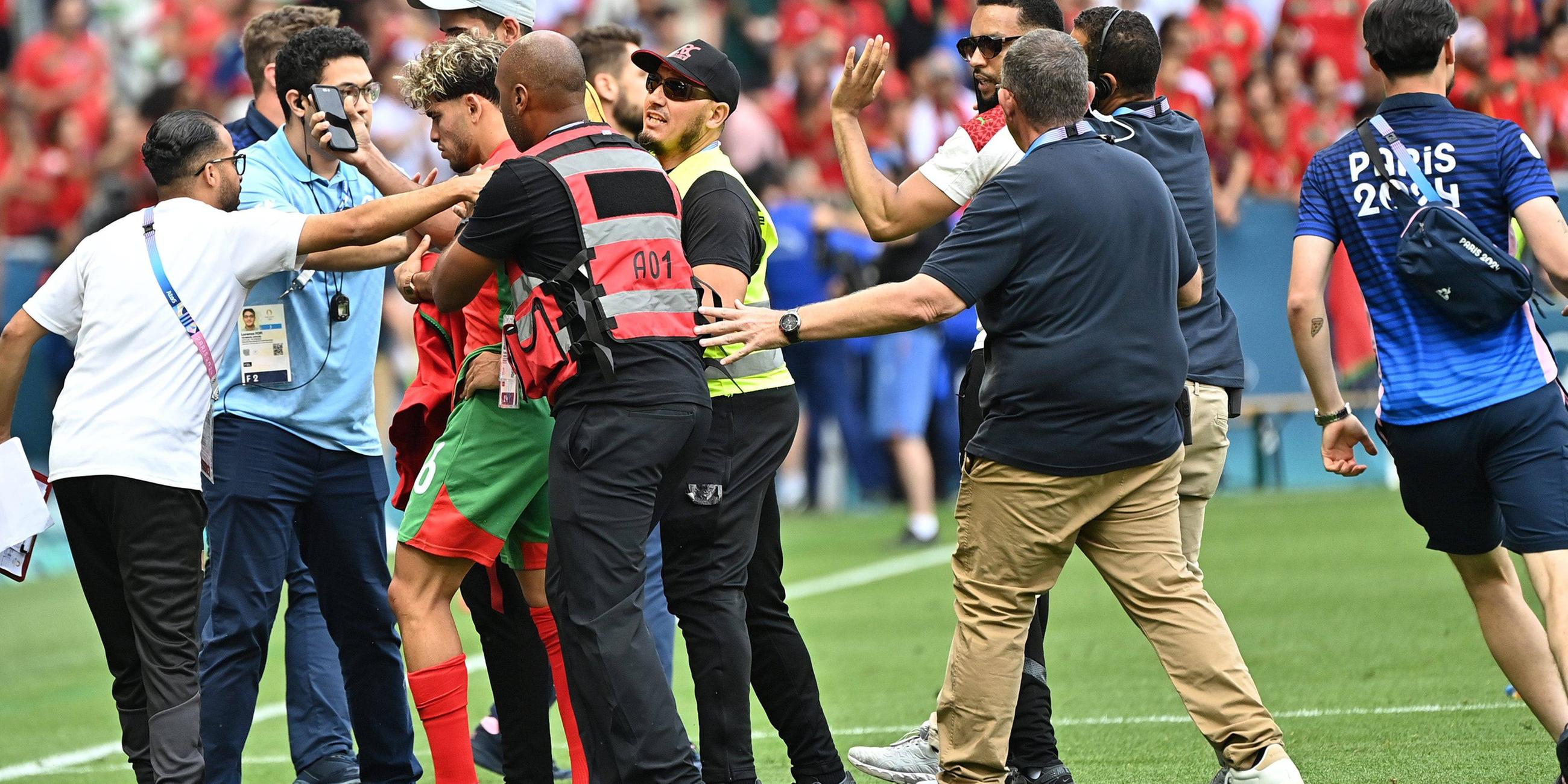 Die argentinischen Spieler werden von Gegenständen getroffen.