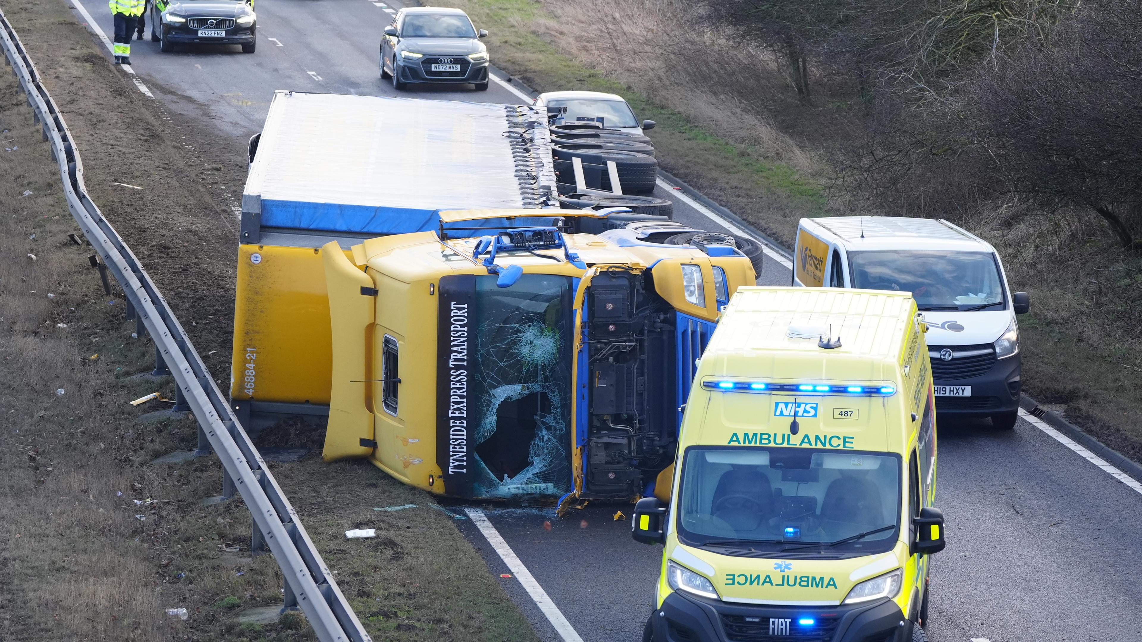 Großbritannien, Tynemouth: Ein LKW ist auf der A19 in Richtung Norden (Durham) im Nordosten Englands bei starkem Wind auf die Seite gekippt.