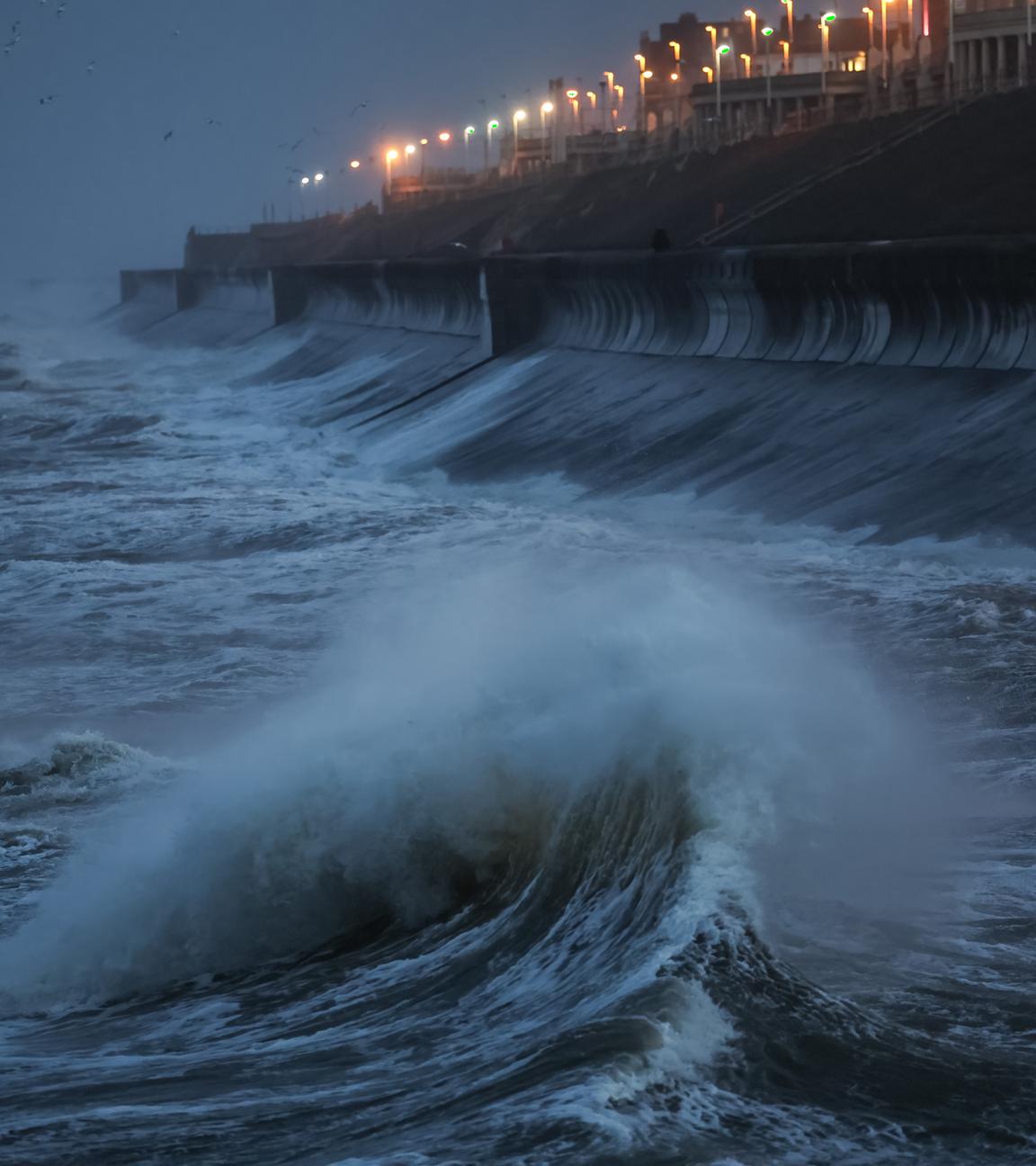 Der Sturm Éowyn treibt die Wellen gegen die Promenade von Blackpool. 