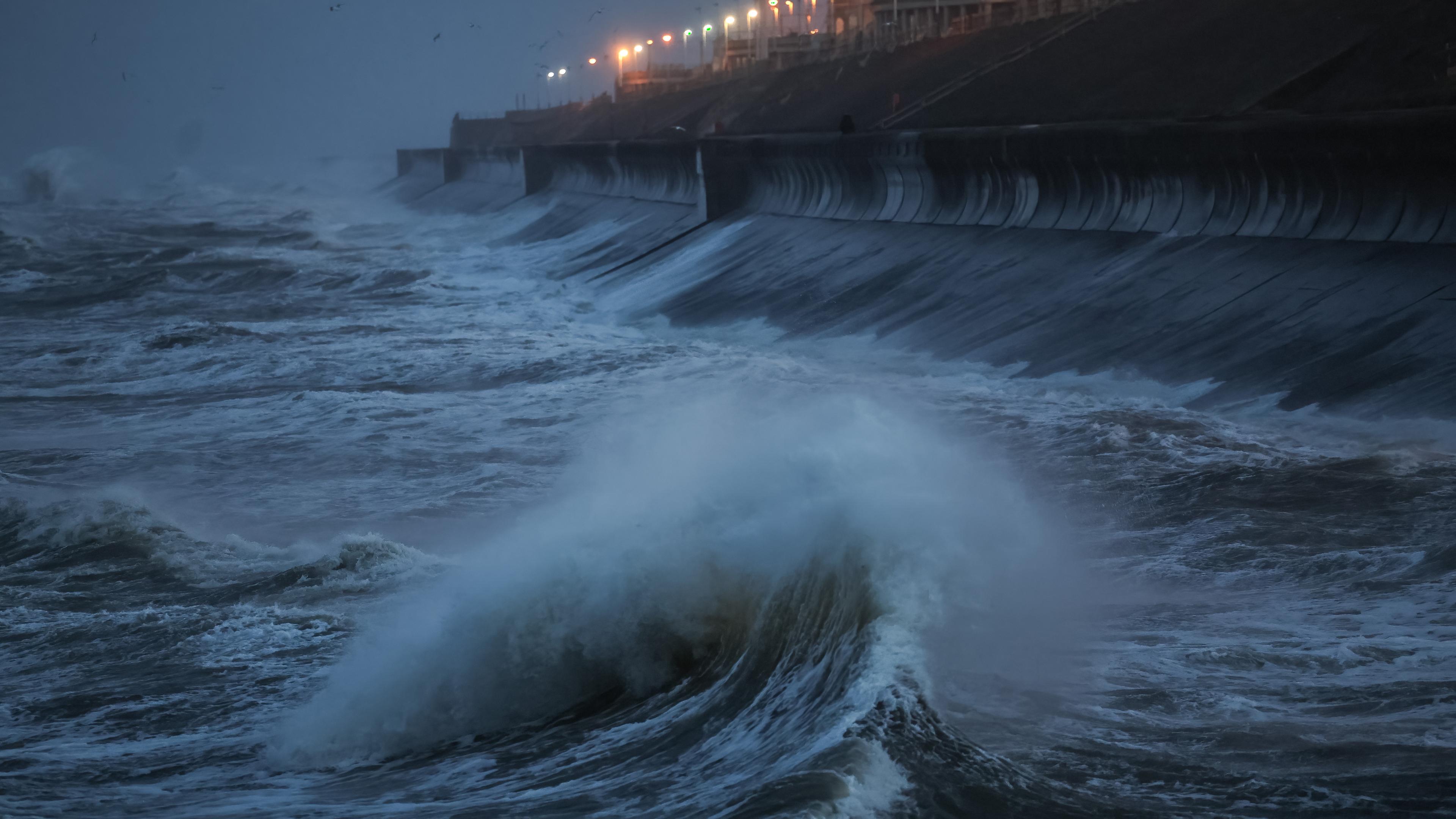 Der Sturm Éowyn treibt die Wellen gegen die Promenade von Blackpool. 