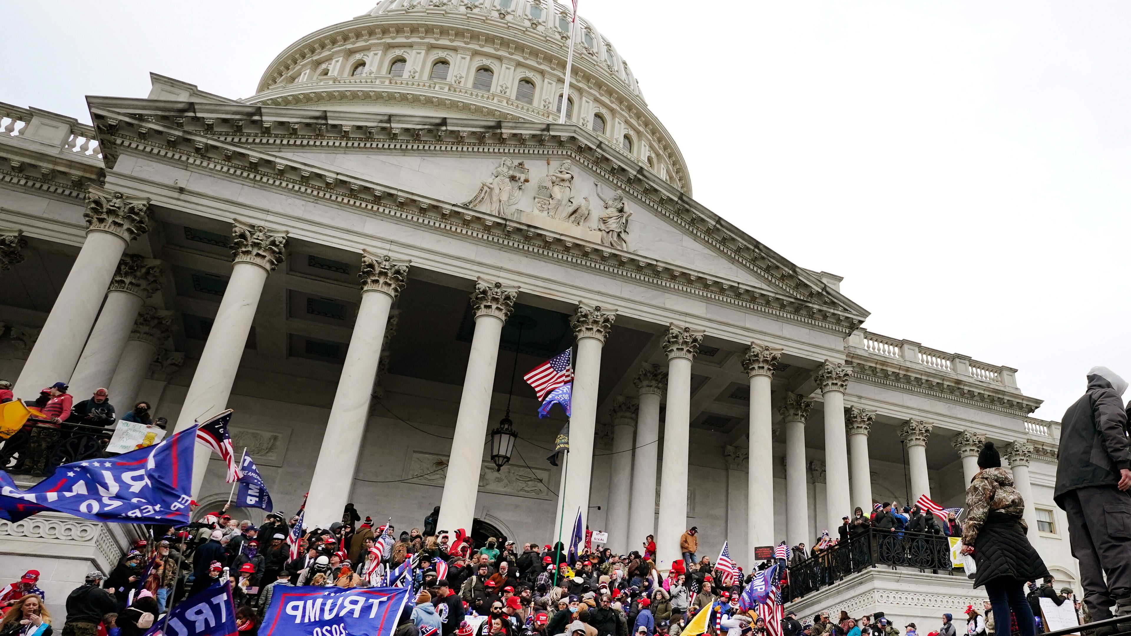 Trump-Unterstützer stehen auf einem Polizeifahrzeug vor dem US-Kapitol in Washington am 6. Januar 2021.