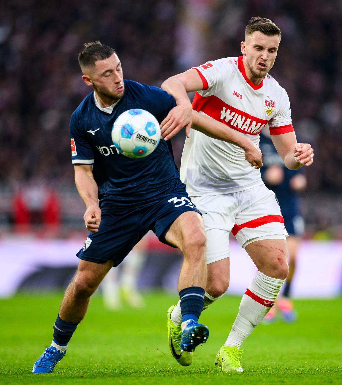 Bochums Maximilian Wittek (l) in Aktion gegen Stuttgarts Ermedin Demirovic (r).