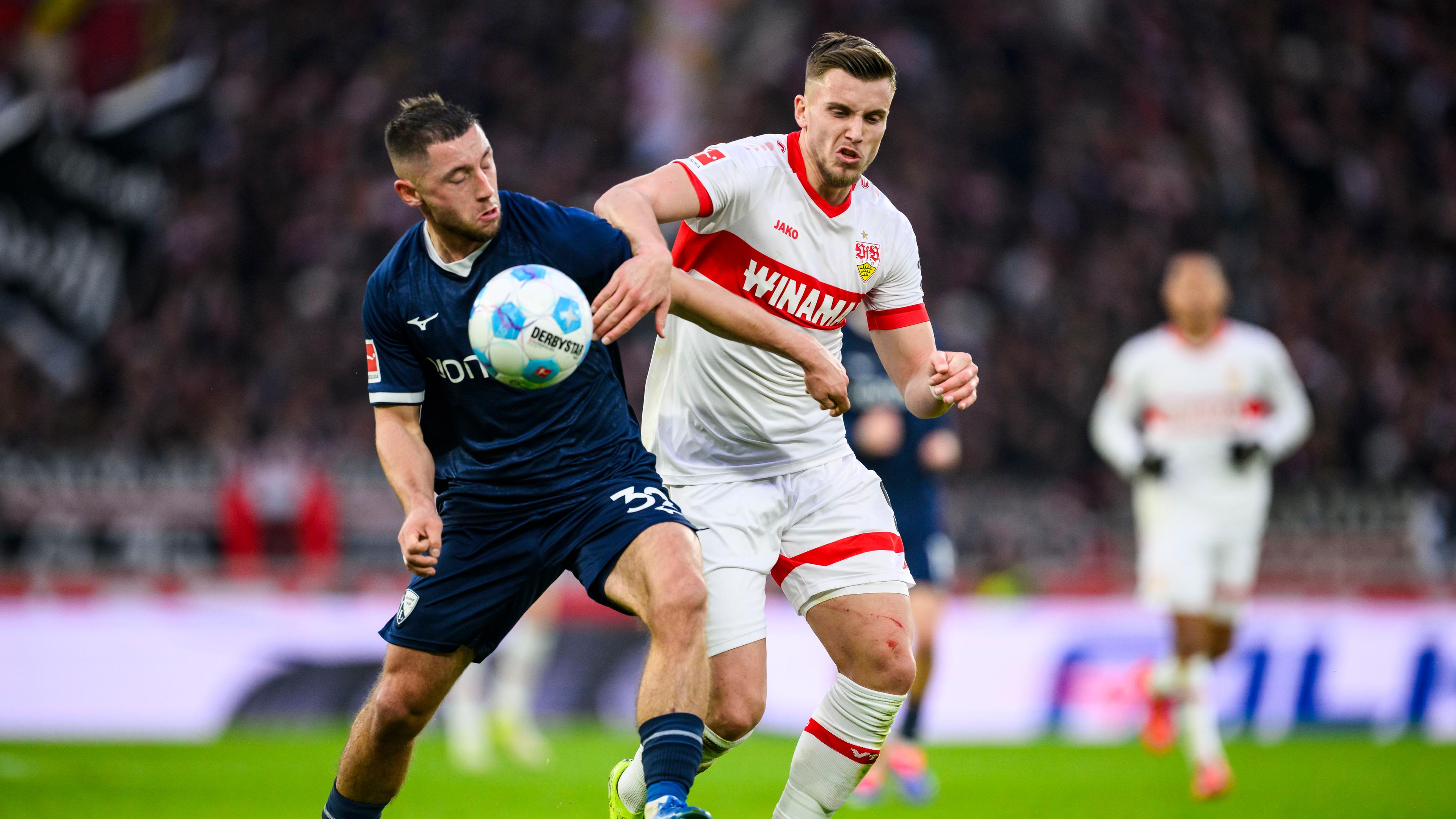 Bochums Maximilian Wittek (l) in Aktion gegen Stuttgarts Ermedin Demirovic (r).