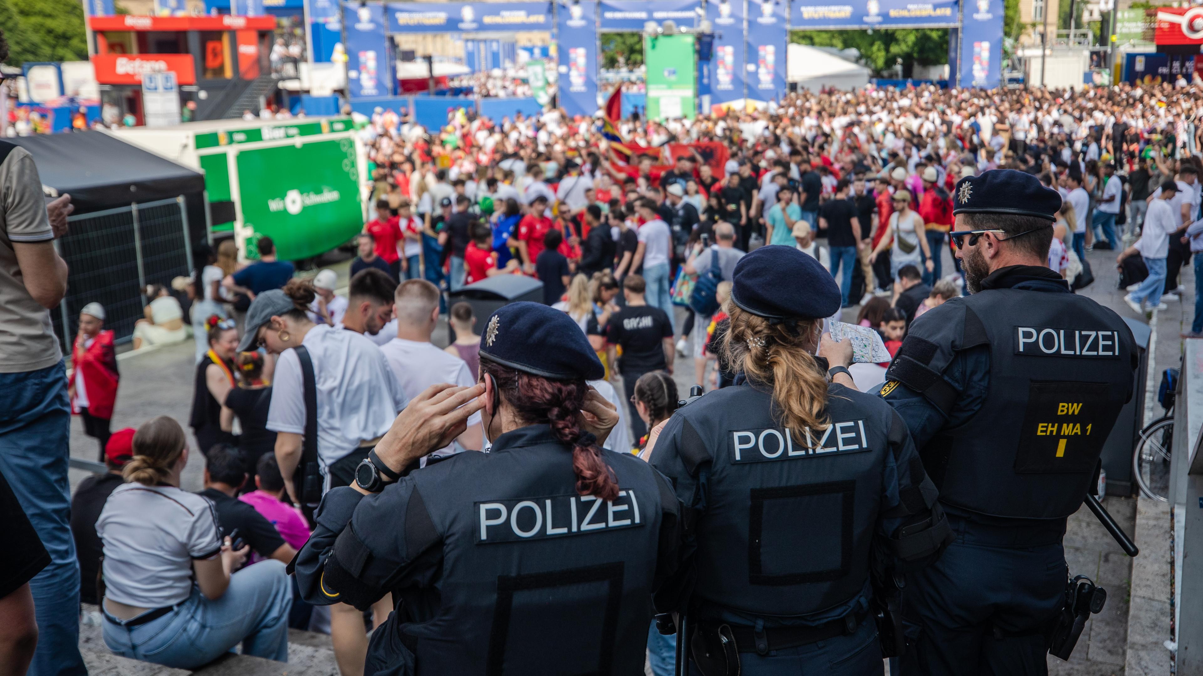 Einsatzkräfte der Polizei beobachten die Lage an der Fan Zone am Schlossplatz in Stuttgart.