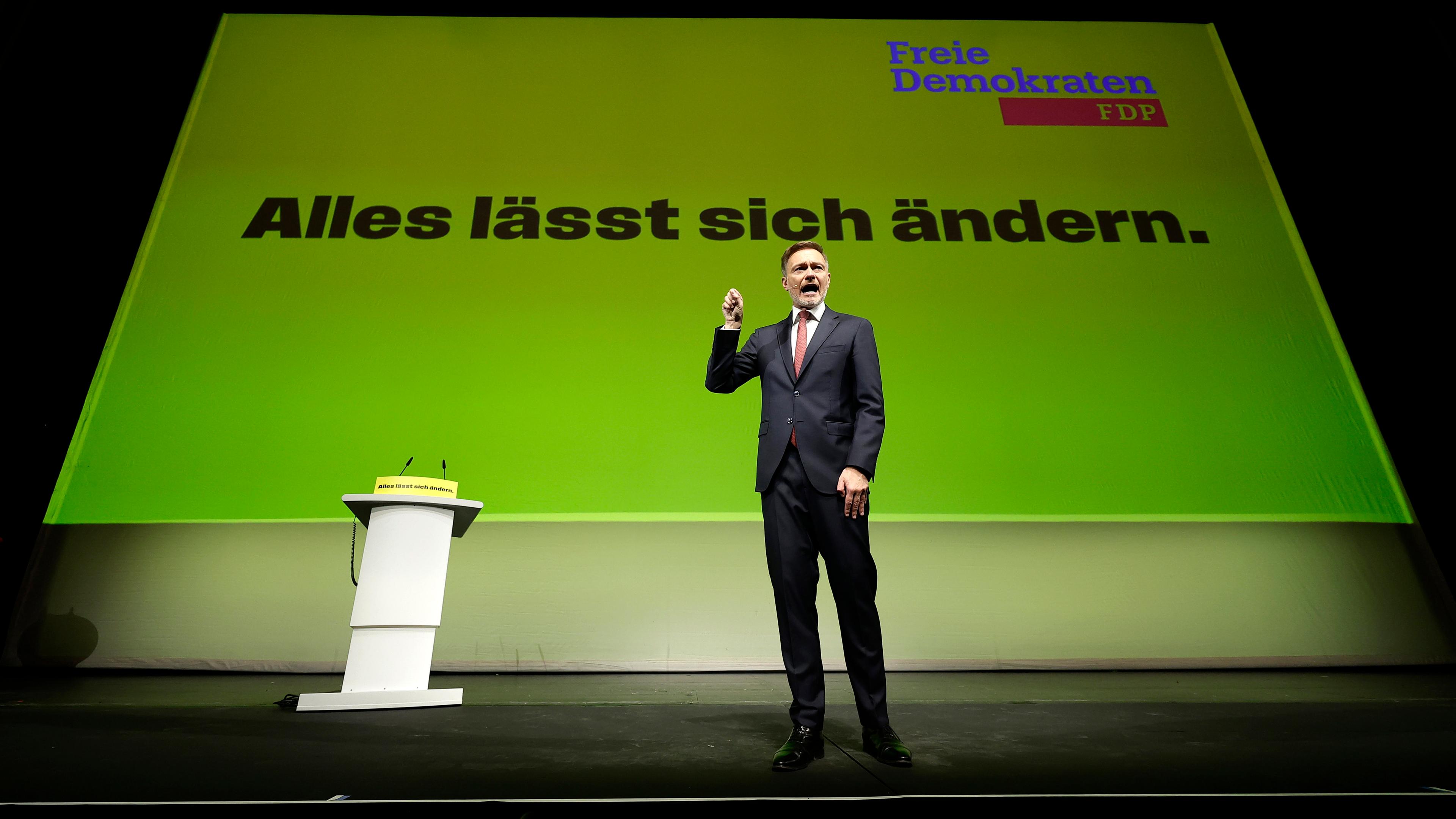 FDP-Chef Christian Lindner auf einer Bühne vor einer Leinwand