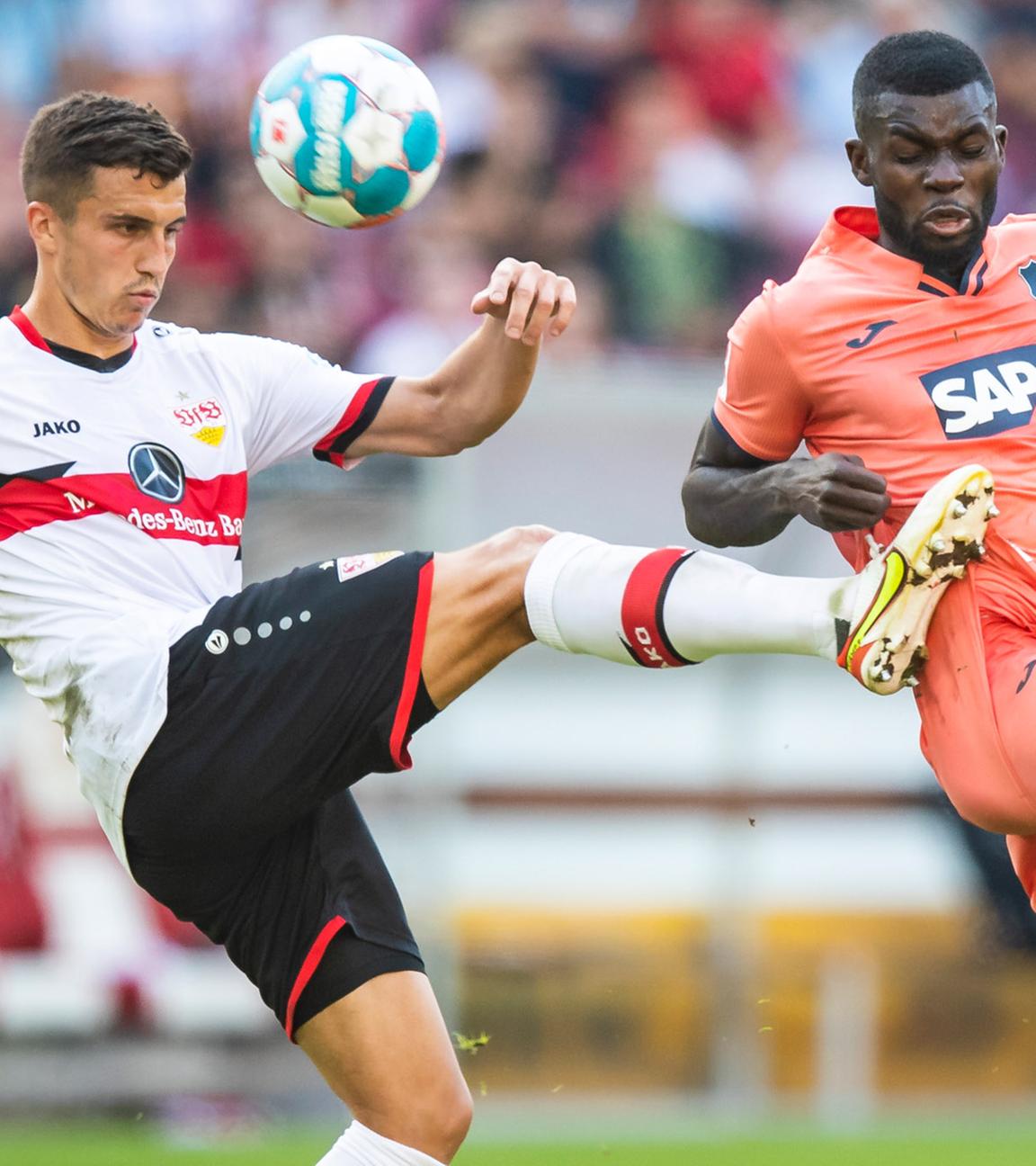 02.10.2021, Baden-Württemberg, Stuttgart, VfB Stuttgart - TSG 1899 Hoffenheim, 7. Spieltag, Mercedes-Benz-Arena. Stuttgarts Marc Oliver Kempf (l) in Aktion gegen Hoffenheims Ihlas Bebou (r).