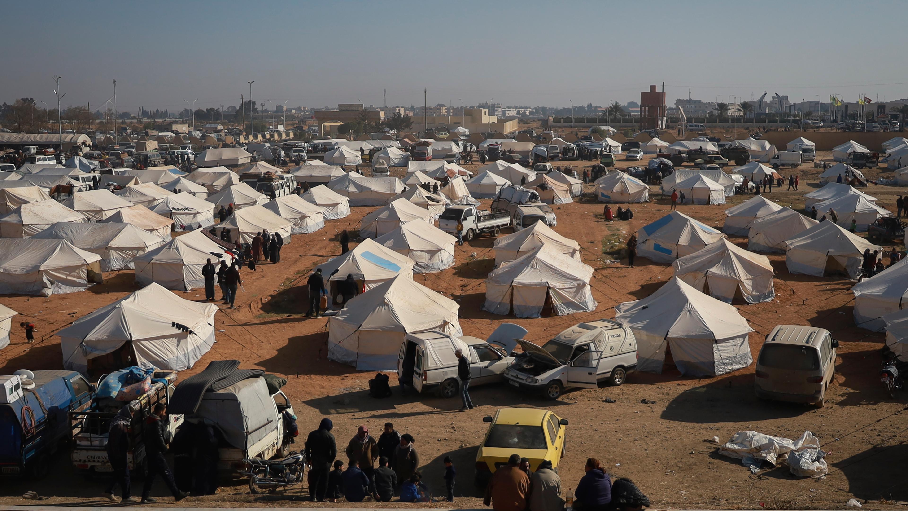  Syrien, Tabqa: Flüchtlinge gehen zwischen den Zelten in einem Lager in der Stadt Tabqa im Gouvernement Raqqa im Norden Syriens.